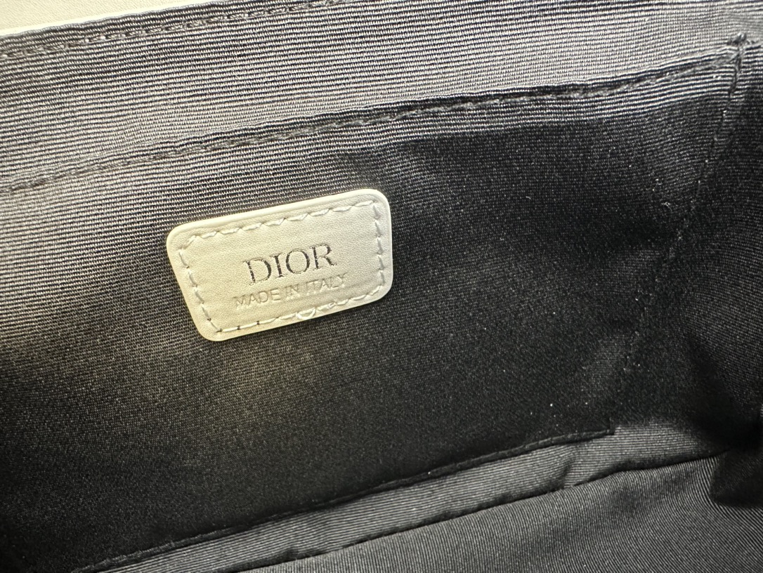 340顶级原版 迪奥灰	黑色 这款 Dior Hit the Road 手袋搭配肩带