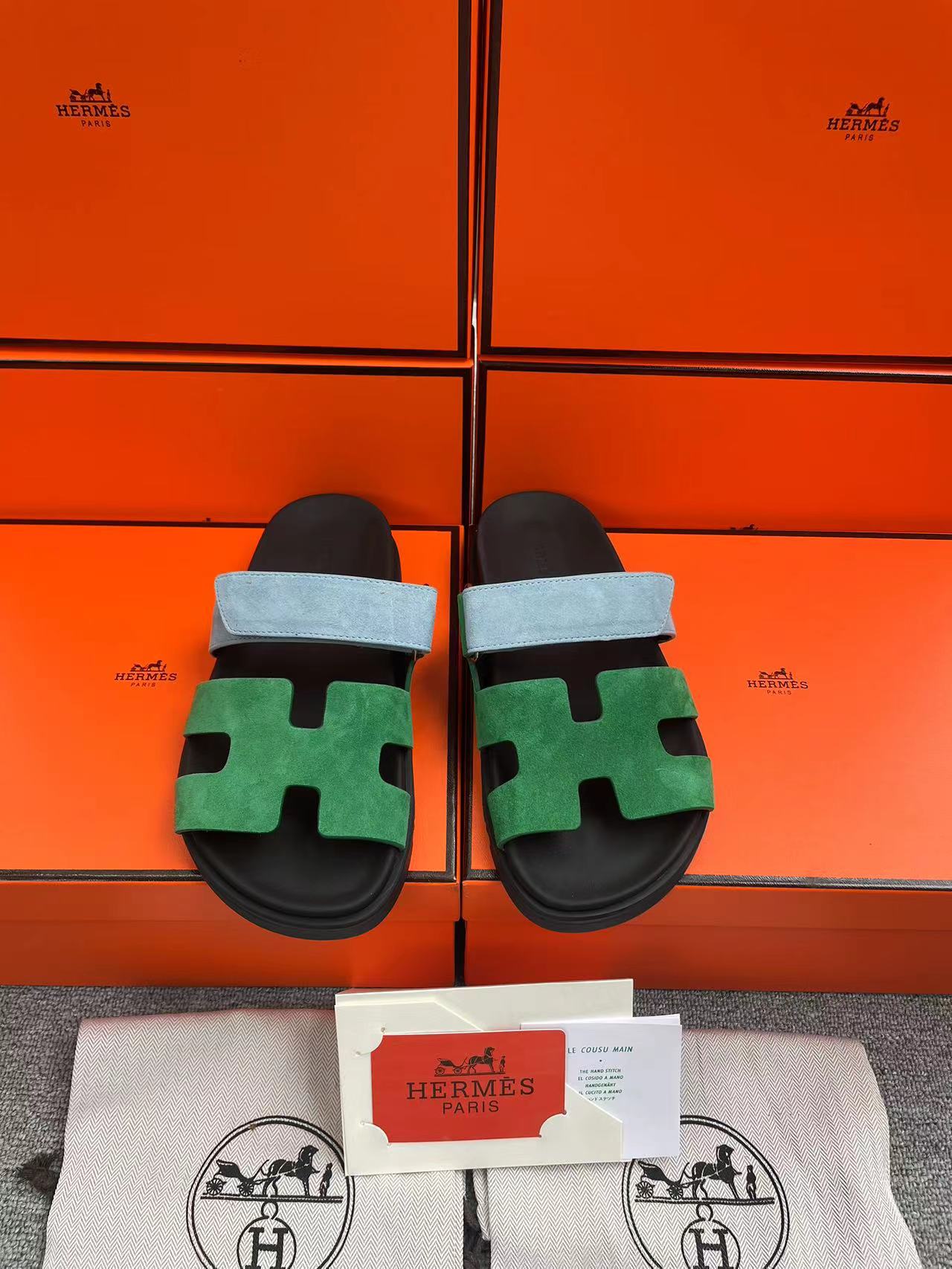 NO:778236,.H family HERMES is the same style for men and women. It is a pair of shoes for couples that have become very popular recently - sandals, paired with various colored socks, very popular. The upper is imported mixed sheepskin and deerskin. The lining is imported mixed sheepskin. The outsole is Tpu non-slip and wear-resistant outsole. The size is 35-42 for women. 38-46 for men. Hermes, sandals, sheepskin, socks.19860909.H家 HERMES 男女同款,最近火到不行的情侣款二舅鞋- 凉鞋,搭配各种彩色袜子,潮爆了 鞋面进口混种羊皮.鹿皮 内里进口混种羊皮 大底Tpu防滑耐磨大底 码数女35-42.男38-46,,hermes,sandals,sheepskin,socks,Men's shoes