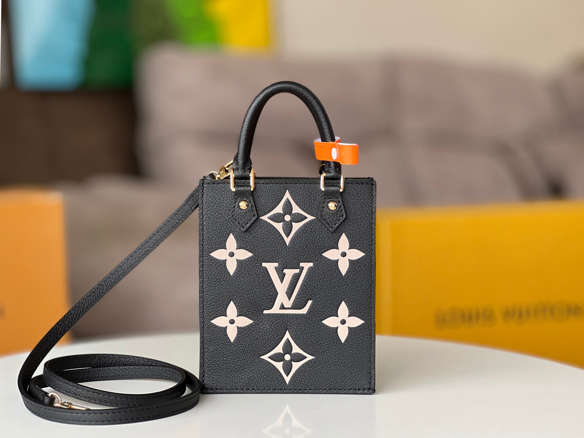 NO:210031,The original single hardware [Petit Sac Plat handbag] M81416 black Petit Sac Plat handbag is a pocket version of Louis Vuitton's classic Sac Plat handbag. This time, Monogram Empreinte soft grain leather is selected, with the iconic Monogram pattern imprinted on it and paired with metal parts. The lightweight configuration hides plenty of space, and various ways of carrying it can be switched at will. Size 14 x 17 x 5 cm, LV [top original single], louis vuitton, louis vuitton19860909对版开发原单五金【Petit Sac Plat 手袋】M81416黑色 Petit Sac Plat 手袋是路易威登经典 Sac Plat 手袋的袖珍版本,此次选取 Monogram Empreinte 软粒面皮革,其上压印标志性 Monogram 图案,搭配金属件.轻盈构型暗藏充裕空间,多种背携方式随心切换. 尺寸14 x 17 x 5 厘米,LV【顶级原单】,louis vuitton,louis vuitton,Bag