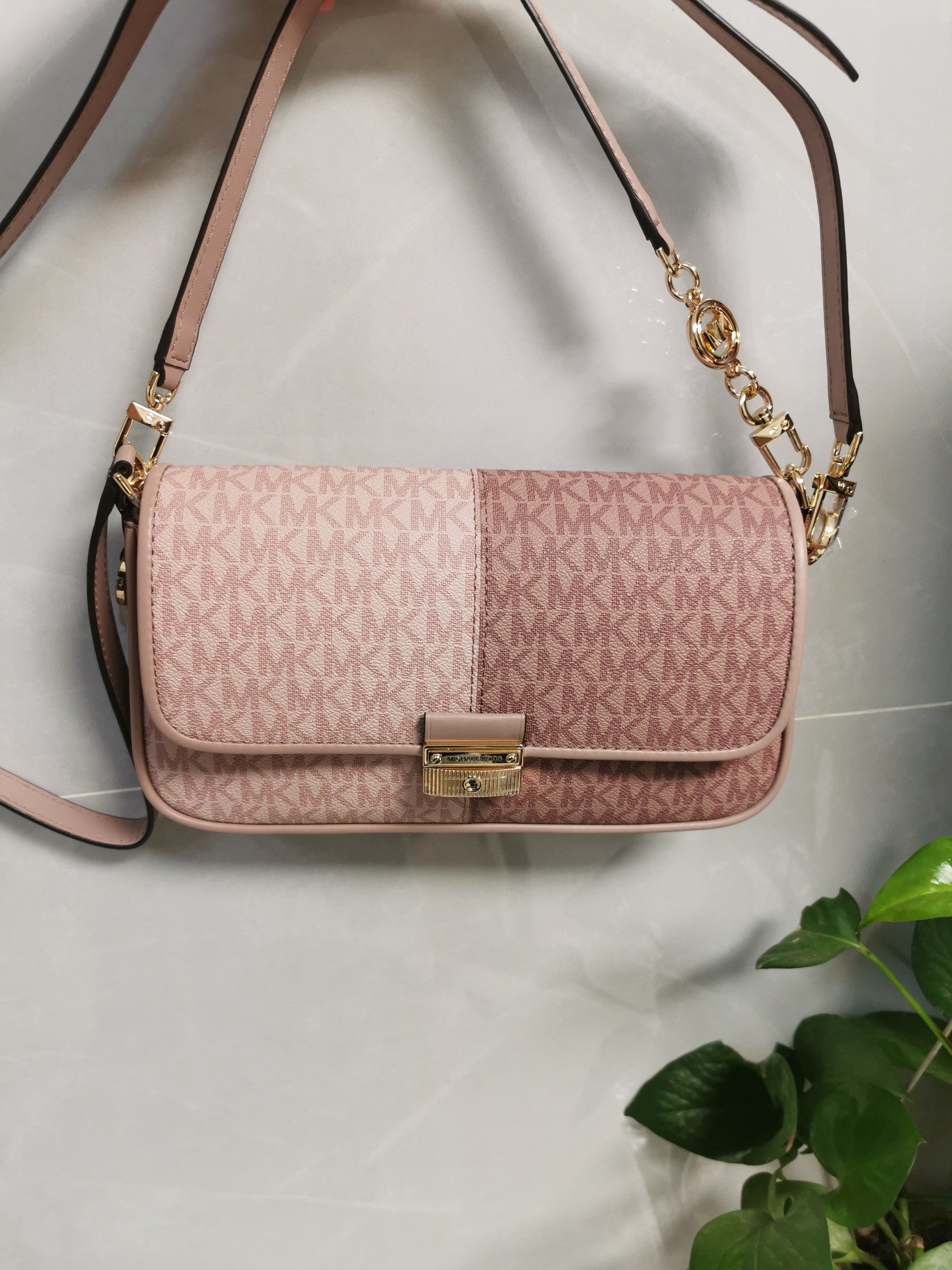 Michael Kors 小号腋下包新粉拼