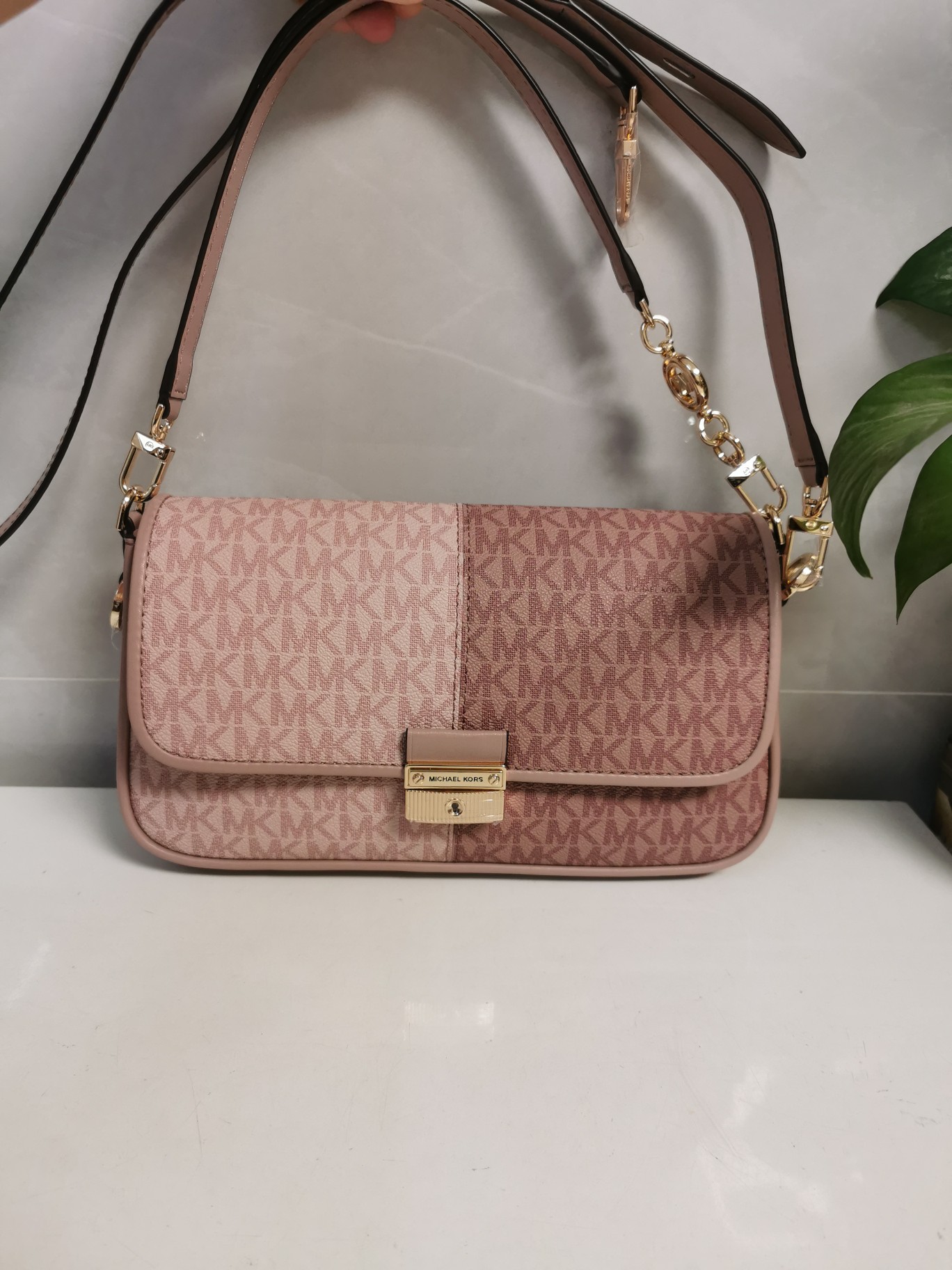 Michael Kors 小号腋下包新粉拼