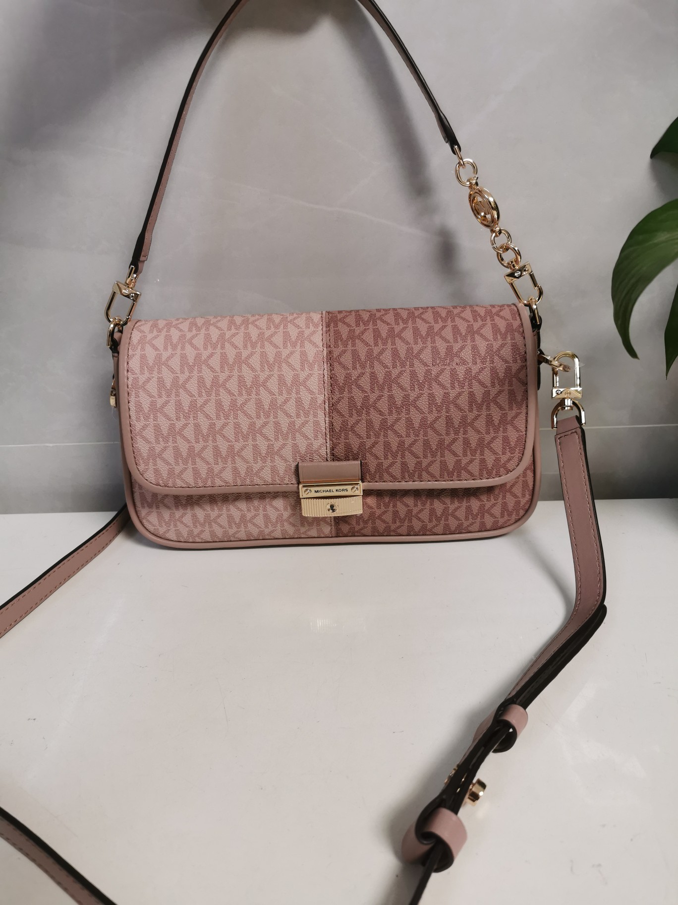 Michael Kors 小号腋下包新粉拼