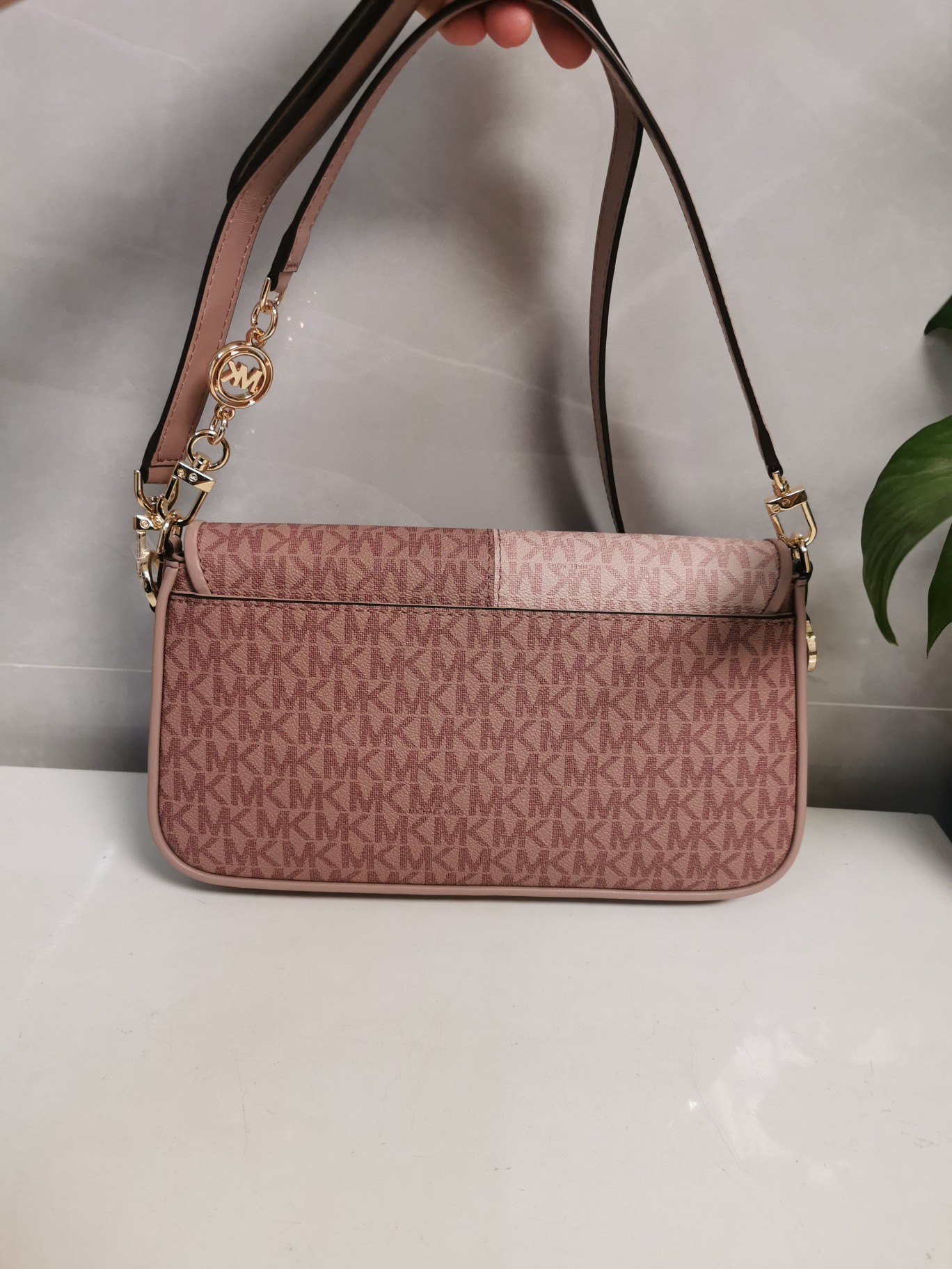Michael Kors 小号腋下包新粉拼