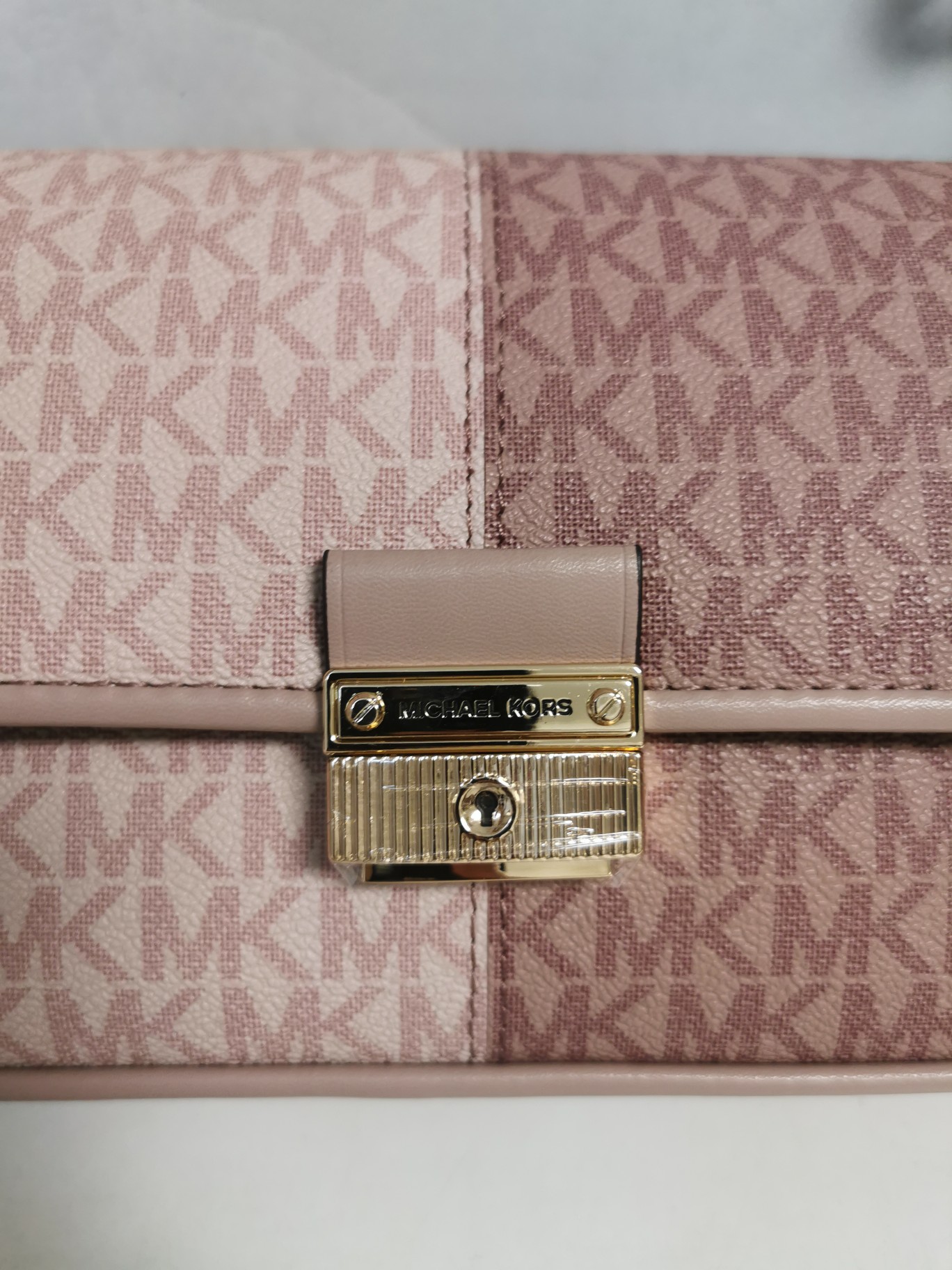 Michael Kors 小号腋下包新粉拼