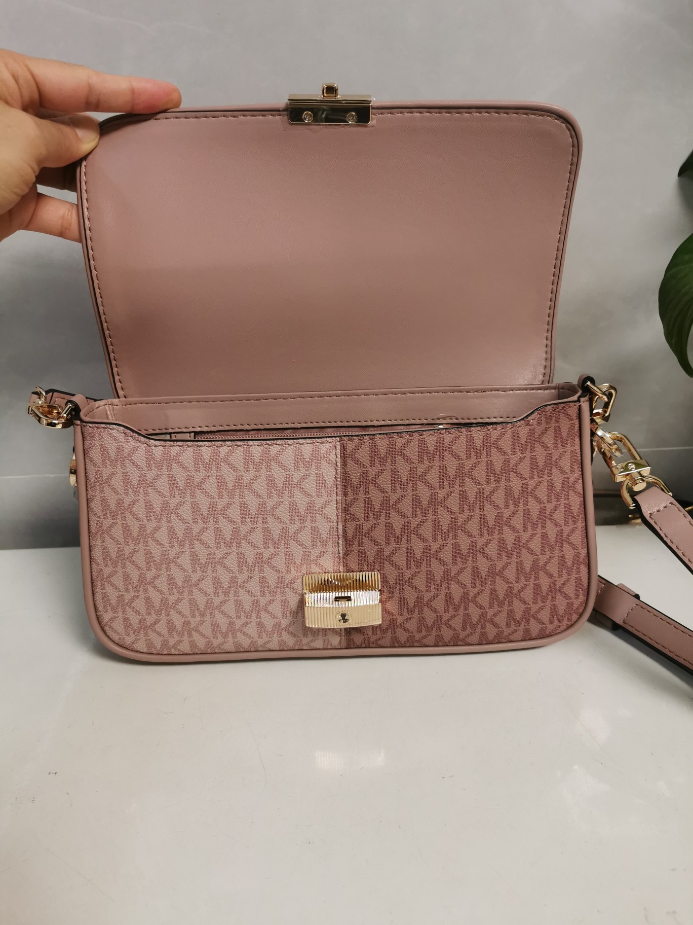 Michael Kors 小号腋下包新粉拼