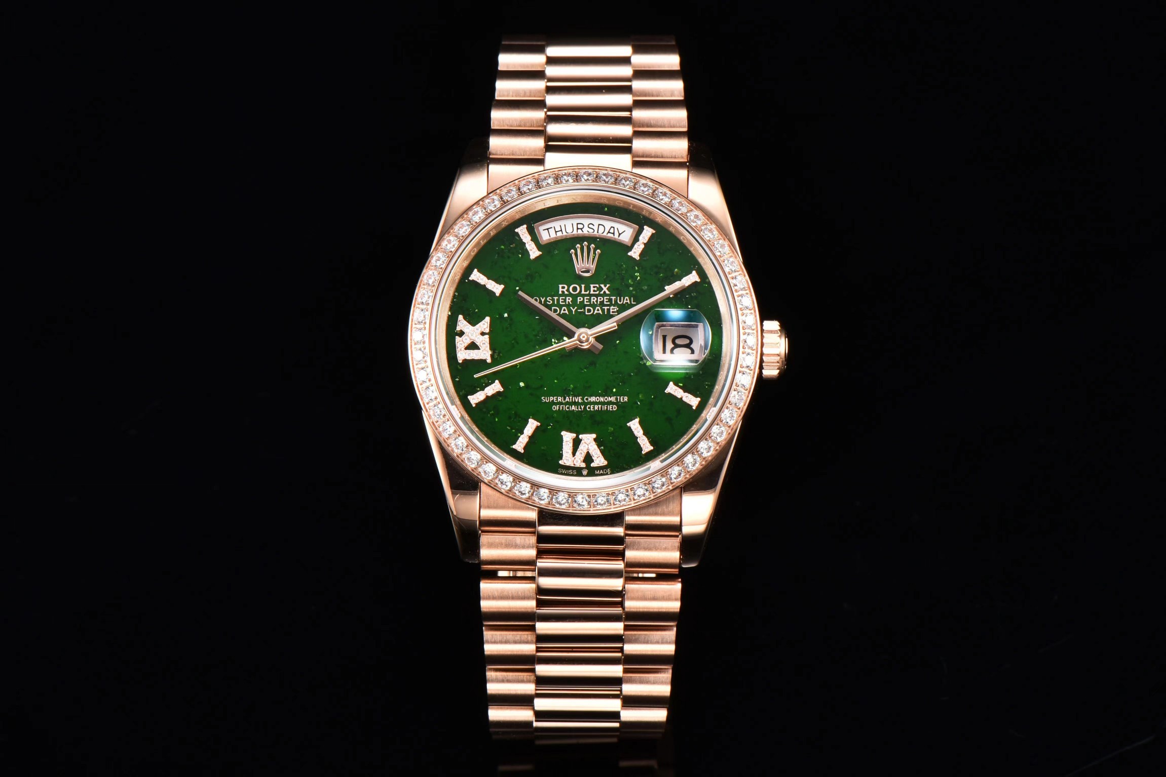 NO:145016,Cs Green Sand Rolex Log Weekly Calendar Model 36 Series m128345rbr- 1 is matched with 2836 movement imported from Switzerland, with stable and reliable quality; 2 is consistent with the original thickness of 10.9mm and 36mm in diameter; [correcting the shortcomings of other versions in the market, the size and thickness of other versions in the market are incorrect, at a glance] 3 sapphire mirror, the original version of the weekly calendar font; 4 Green Sand Rolex Dial, equipped with 18K gold hour markers with 32 diamonds, and 18K Roman numerals with 24 diamonds. Integrated molding mid-layer case, screw-in bottom cover and winding crown; 5 top-level workmanship, each strap perfectly matches the lugs, giving the highest comfort of the wrist; every extreme detail is the sincerity of Cs factory ingenious development!  !  ,,rolex19860909Cs绿砂金石劳力士日志星期日历型36系列m128345rbr- 1搭配瑞士进口2836机芯,品质稳定可靠； 2与原装一致厚度10.9mm表径36mm；【修正市场其它版本不足,市场其它版本尺寸厚度不对,一眼假】 3蓝宝石表镜,星期日历字体对版原版； 4 绿色砂金石表盘,设有镶32颗钻石的18K金钟点标记,以及镶24颗钻石的18K罗马数字.一体成型中层表壳,旋入式底盖及上链表冠； 5顶级做工,每条表带与表耳完美契合,给予手腕最高的舒适度； 每个极致的细节都是Cs工厂匠心开发的诚意！！,,rolex,Watch
