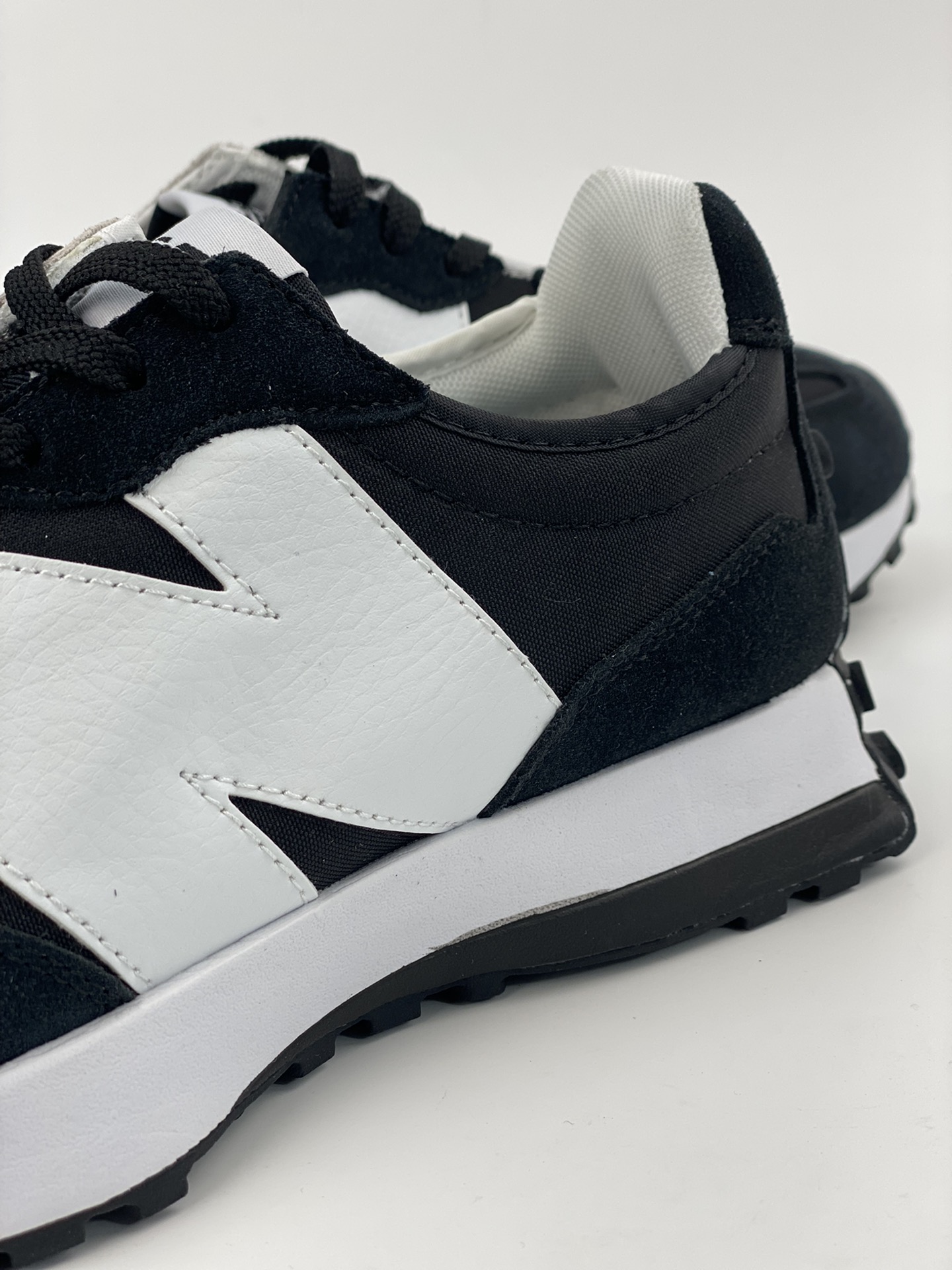 150 New Balance MS327系列 复古休闲运动慢跑鞋  MS327BW1