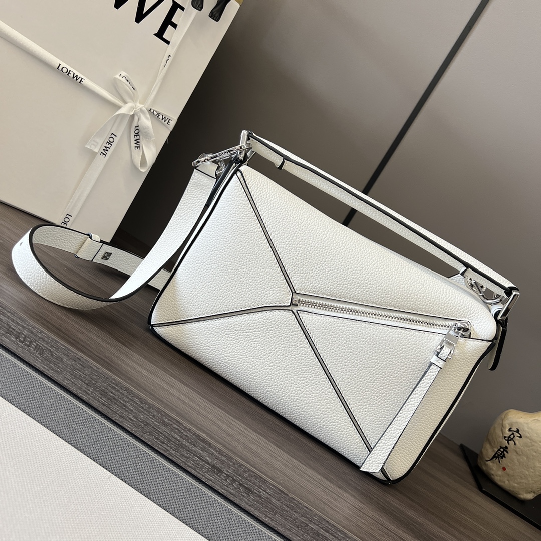 L⊚℮w℮🌟 🌟小号粒面牛皮革Puzzle 手袋🌟🆕新色LOEW推出的首次亮相手提包*长方体形状和精确的