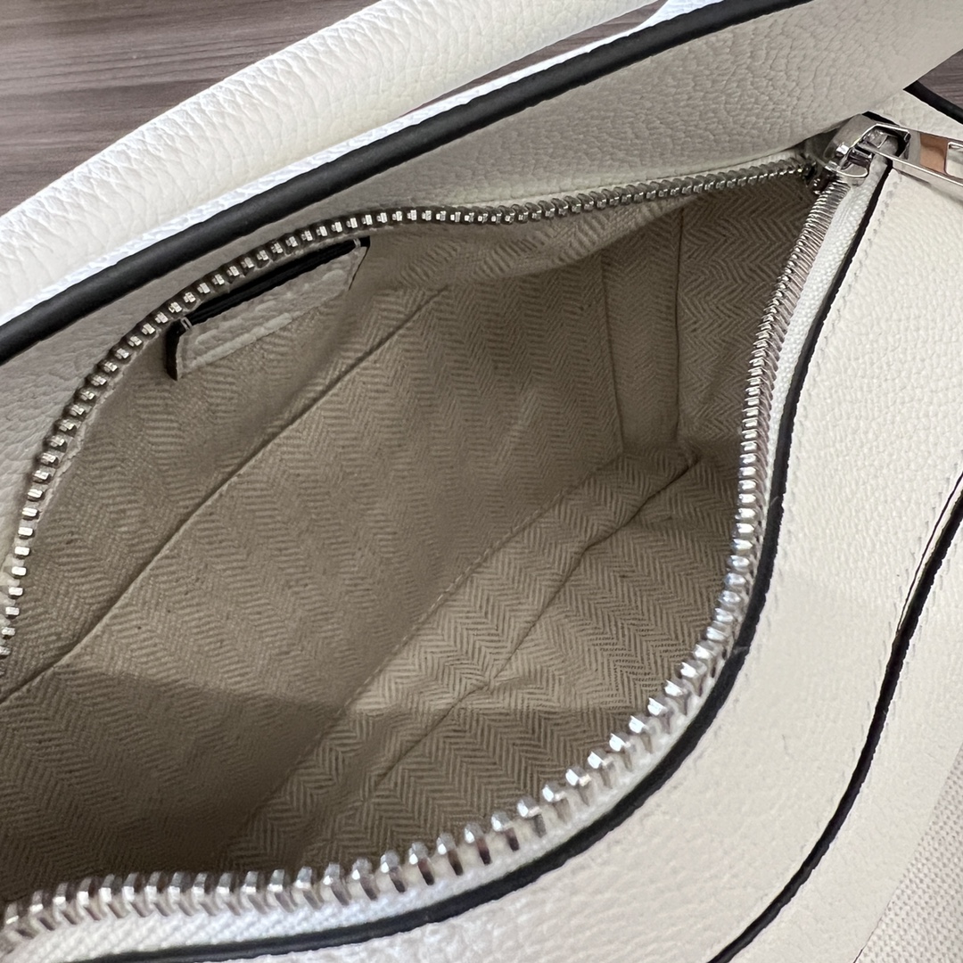 L⊚℮w℮🌟 🌟小号粒面牛皮革Puzzle 手袋🌟🆕新色LOEW推出的首次亮相手提包*长方体形状和精确的