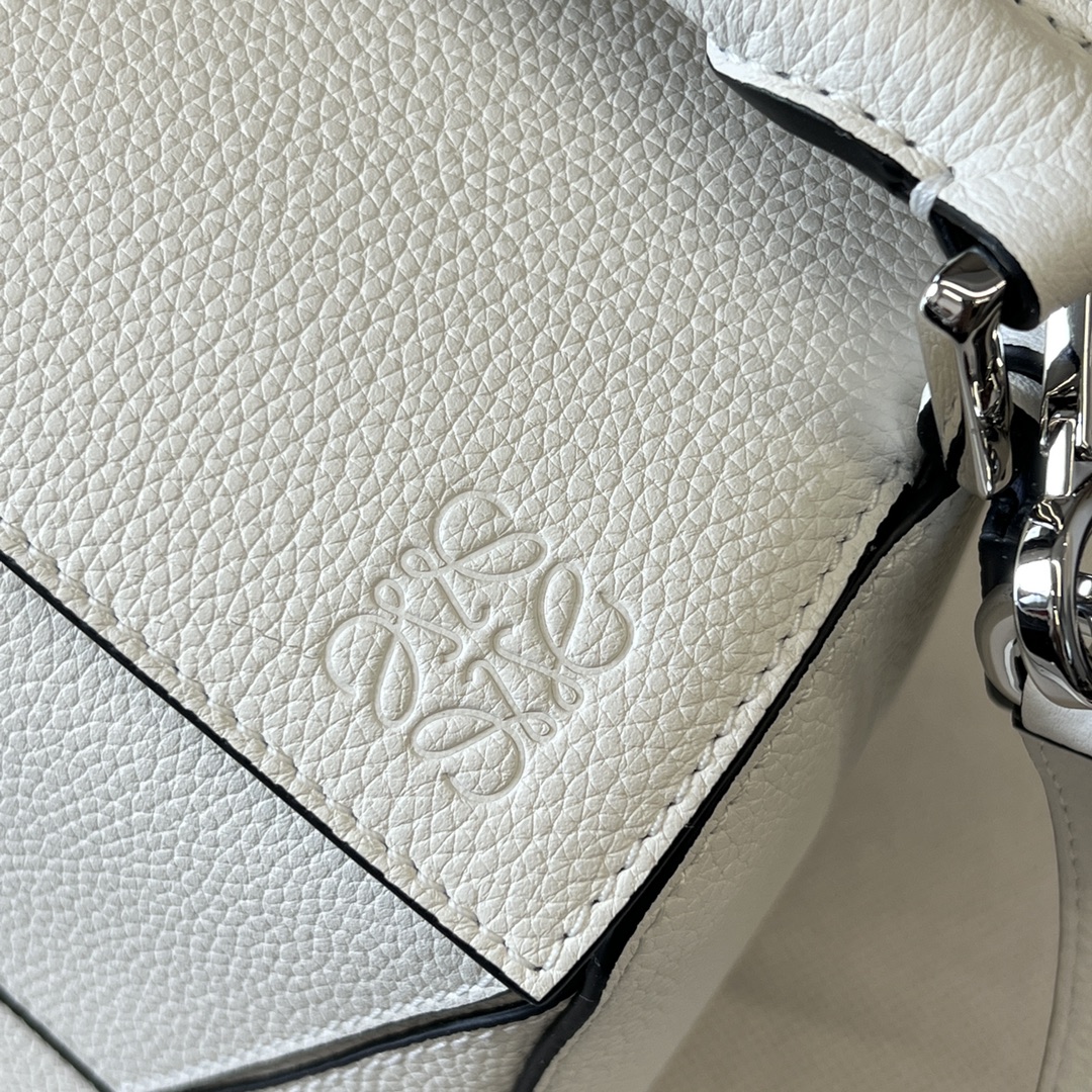 L⊚℮w℮🌟 🌟小号粒面牛皮革Puzzle 手袋🌟🆕新色LOEW推出的首次亮相手提包*长方体形状和精确的