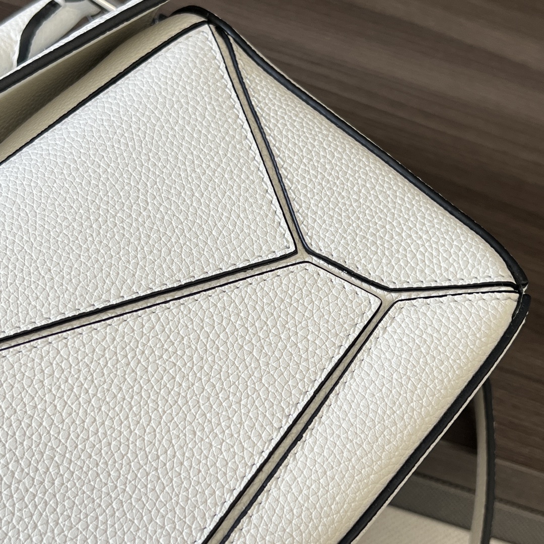 L⊚℮w℮🌟 🌟小号粒面牛皮革Puzzle 手袋🌟🆕新色LOEW推出的首次亮相手提包*长方体形状和精确的