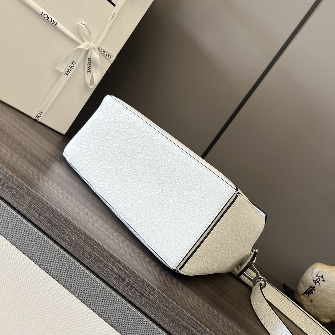 L⊚℮w℮🌟 🌟小号粒面牛皮革Puzzle 手袋🌟🆕新色LOEW推出的首次亮相手提包*长方体形状和精确的