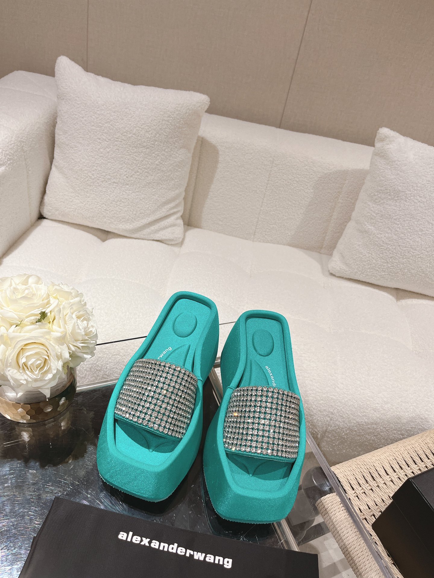 NO:496112,A*lexander~ Wang Alexander ·Wang vs. The latest hot spring and summer sponge dunk series, major internet celebrities are showing!  The latest model on the official website is synchronized with the highest version of the counter, the market exclusive original single packaging, original single silk hot diamond, you must have a pair of king slippers in spring and summer... Upper: Silk Australian diamond LOGUO process Outsole: Silk bag rubber bottom combination sole Sole thickness: 6cm in front and 10cm in back Size: 35-39 (34.40.41 customization without return and exchange) Packaging: The original full set of packaging Color: 7 colors for official website, slippers, alexander wang, slippers, real silk19860909A*lexander~ Wang亚力山大 ·王vs春夏季最新爆款松糕拖系列,各大网红明星纷纷开秀！ 官网同步最新款,专柜最高版本懒人增高拖,市场独家原单包装,原单真丝烫钻,春夏季必须拥有一双大王拖鞋…… 鞋面:真丝澳钻LOGUO工艺 大底:真丝包橡胶底片组合大底 底厚:前6cm后10cm 码数:35-39（34.40.41定制不退换） 包装:原版全套包装 颜色:官网同步7色出,拖鞋,alexander wang,slippers,real silk,Women's Shoes