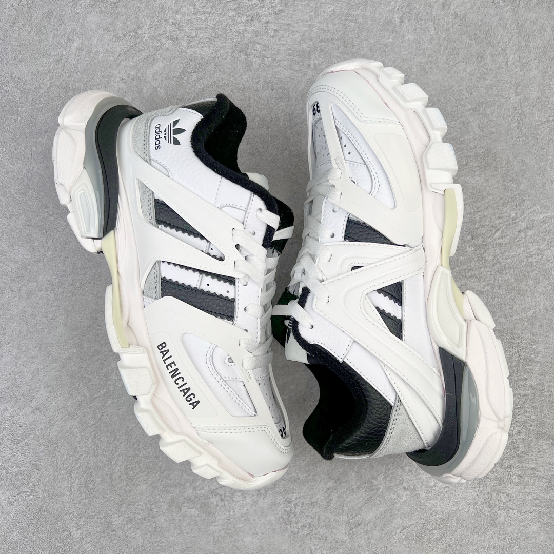 图片[3]-💰400 ＃VG零售版 Adidas x BALENCIAGA Track 阿迪达斯巴黎世家联名复古老爹鞋 全套原纸板楦头开发 最原汁原味的灵魂版型 全鞋荧光划线卡点 胶水把控整洁度追求极致完美 每一双都是工艺品 多重QC质检 超越公司货的品控标准 实实在在的免检产品 原盒原配 正确字体电绣 粗细、位置、大小正确 侧边TPU 透气孔匹配意产原版 正确气垫分离大底 TPU软底 原版一致大底LOGO 立体感十足 原厂皮料水洗做旧 采购原厂网纱 该款鞋采用网眼布和尼龙制成 不含皮革 鞋舌饰有Track.2橡胶品牌标识 外侧饰有橡胶品牌标识 泡沫后帮压印品牌标识 外底正面压印BB标识 由176块饰片拼接而成的铰接式鞋面 侧面配金属质感网眼布 内面配有额外金属光泽饰件 包含1副鞋带和1副备用鞋带 后帮配有拉环鞋提 动态鞋底设计 为双脚带来后续的助力  正常尺码 Size：35 36 37 38 39 40 41 42 43 44 45 46 编码：by4936070-运动鞋