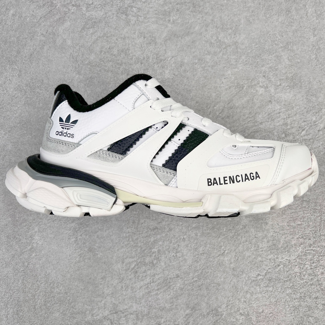 💰400 ＃VG零售版 Adidas x BALENCIAGA Track 阿迪达斯巴黎世家联名复古老爹鞋 全套原纸板楦头开发 最原汁原味的灵魂版型 全鞋荧光划线卡点 胶水把控整洁度追求极致完美 每一双都是工艺品 多重QC质检 超越公司货的品控标准 实实在在的免检产品 原盒原配 正确字体电绣 粗细、位置、大小正确 侧边TPU 透气孔匹配意产原版 正确气垫分离大底 TPU软底 原版一致大底LOGO 立体感十足 原厂皮料水洗做旧 采购原厂网纱 该款鞋采用网眼布和尼龙制成 不含皮革 鞋舌饰有Track.2橡胶品牌标识 外侧饰有橡胶品牌标识 泡沫后帮压印品牌标识 外底正面压印BB标识 由176块饰片拼接而成的铰接式鞋面 侧面配金属质感网眼布 内面配有额外金属光泽饰件 包含1副鞋带和1副备用鞋带 后帮配有拉环鞋提 动态鞋底设计 为双脚带来后续的助力  正常尺码 Size：35 36 37 38 39 40 41 42 43 44 45 46 编码：by4936070-运动鞋