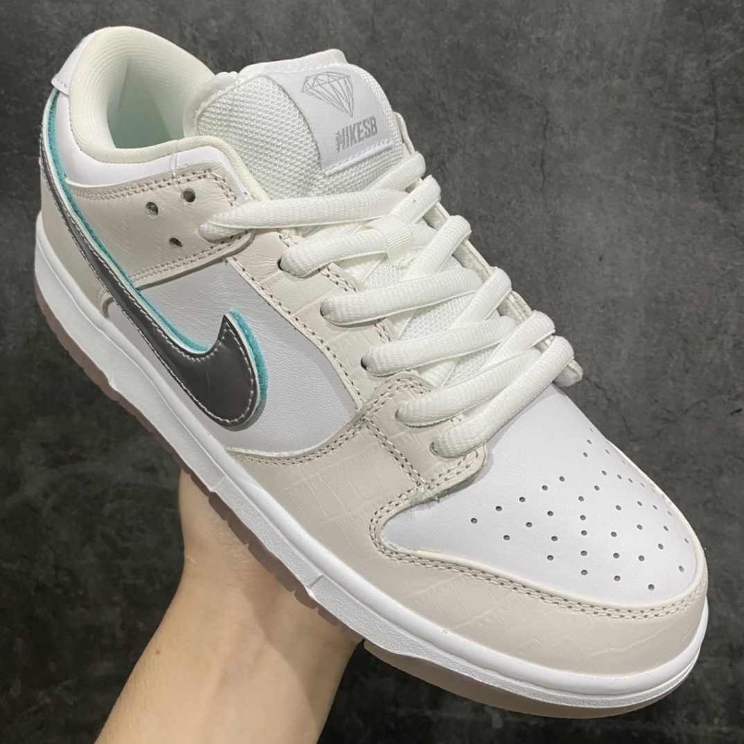 图片[3]-Z版Diamond x Nike SB Dunk Low White Diamond街头滑板品牌Diamond Supply Co合作款 白钻石 休闲板鞋n 货号：BV1310 100nn#独家原版原盒 原底原料 开模打造n#原厂织唛鞋标 高精密准度n#原楦原纸板开发 匹配原版98%以上n#后跟垫棉独家呈现 反口里弧度正确n#原厂鞋垫 背胶 后跟电绣针数 与正品一致n#原厂头层皮料 原厂车缝线 质感无敌#皮料切割干净 无任何毛边 清洁度细节完美nnSIZE： 36 36.5 37.5 38 38.5 39 40 40.5 41 42 42.5 43 44 44.5 45 46 47.5-莆田鞋批发中心