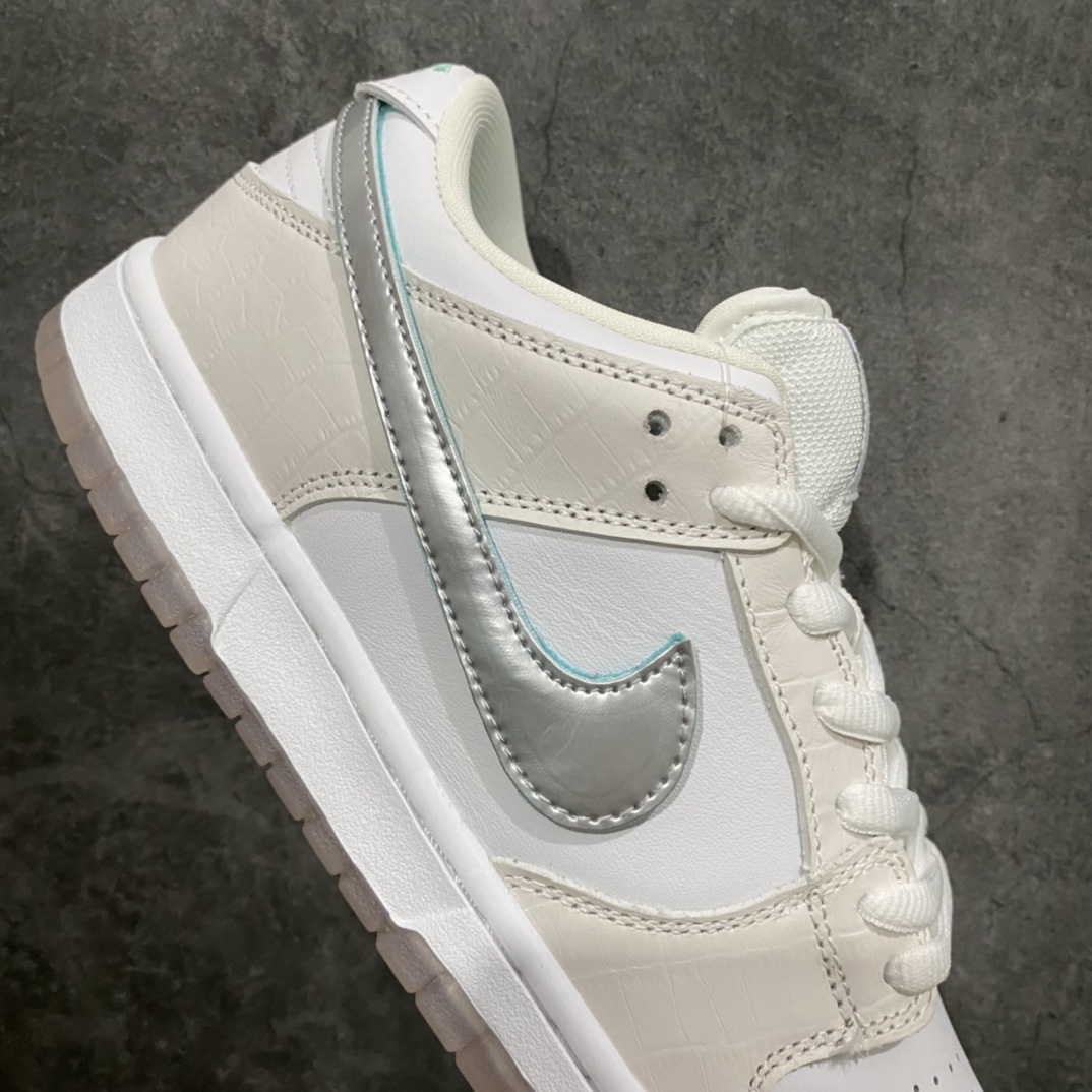 图片[7]-Z版Diamond x Nike SB Dunk Low White Diamond街头滑板品牌Diamond Supply Co合作款 白钻石 休闲板鞋n 货号：BV1310 100nn#独家原版原盒 原底原料 开模打造n#原厂织唛鞋标 高精密准度n#原楦原纸板开发 匹配原版98%以上n#后跟垫棉独家呈现 反口里弧度正确n#原厂鞋垫 背胶 后跟电绣针数 与正品一致n#原厂头层皮料 原厂车缝线 质感无敌#皮料切割干净 无任何毛边 清洁度细节完美nnSIZE： 36 36.5 37.5 38 38.5 39 40 40.5 41 42 42.5 43 44 44.5 45 46 47.5-莆田鞋批发中心