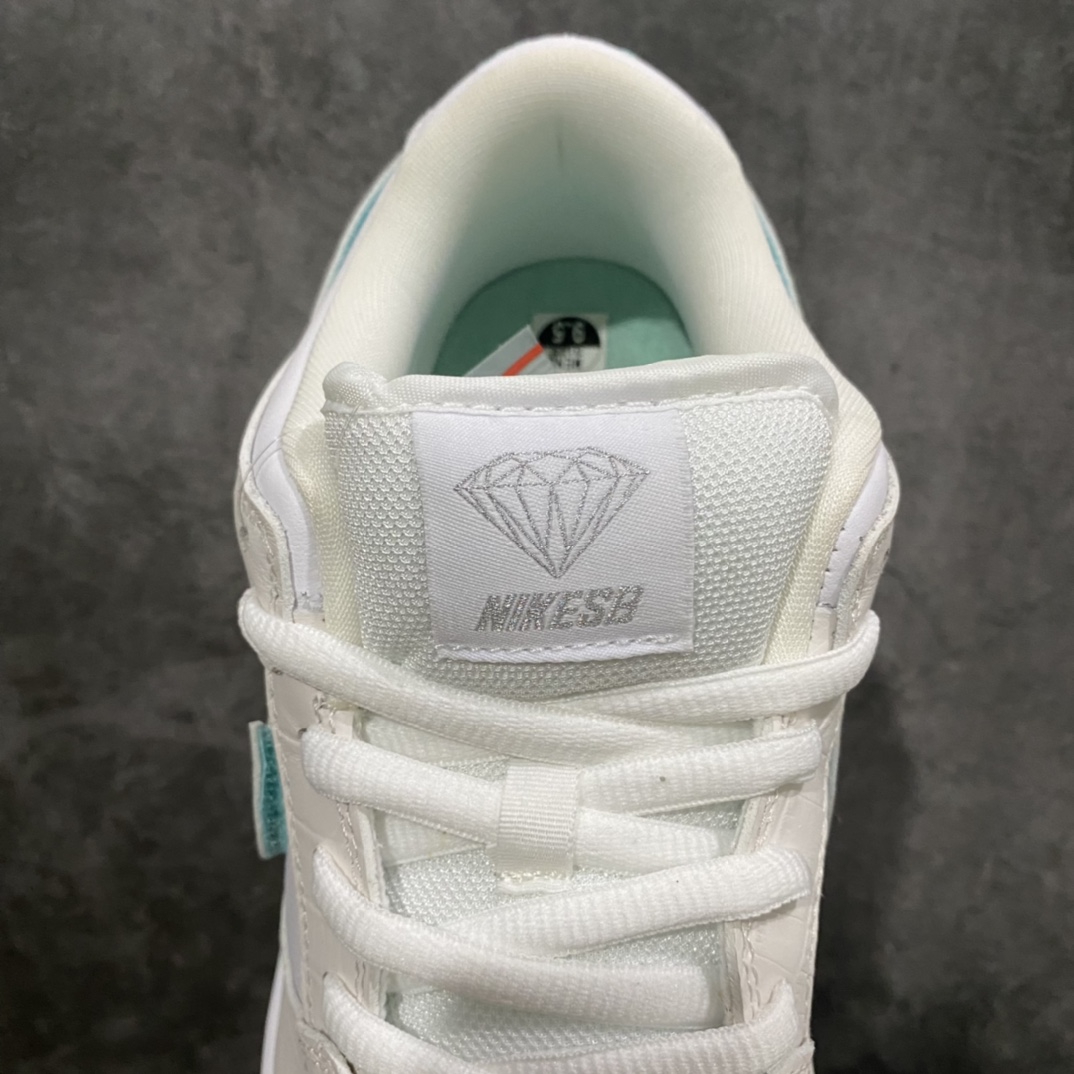 图片[8]-Z版Diamond x Nike SB Dunk Low White Diamond街头滑板品牌Diamond Supply Co合作款 白钻石 休闲板鞋n 货号：BV1310 100nn#独家原版原盒 原底原料 开模打造n#原厂织唛鞋标 高精密准度n#原楦原纸板开发 匹配原版98%以上n#后跟垫棉独家呈现 反口里弧度正确n#原厂鞋垫 背胶 后跟电绣针数 与正品一致n#原厂头层皮料 原厂车缝线 质感无敌#皮料切割干净 无任何毛边 清洁度细节完美nnSIZE： 36 36.5 37.5 38 38.5 39 40 40.5 41 42 42.5 43 44 44.5 45 46 47.5-莆田鞋批发中心