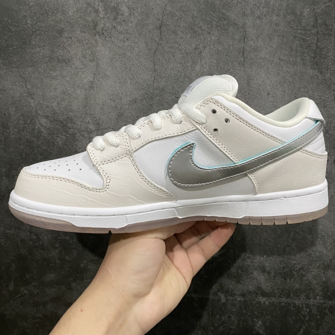 图片[2]-Z版Diamond x Nike SB Dunk Low White Diamond街头滑板品牌Diamond Supply Co合作款 白钻石 休闲板鞋n 货号：BV1310 100nn#独家原版原盒 原底原料 开模打造n#原厂织唛鞋标 高精密准度n#原楦原纸板开发 匹配原版98%以上n#后跟垫棉独家呈现 反口里弧度正确n#原厂鞋垫 背胶 后跟电绣针数 与正品一致n#原厂头层皮料 原厂车缝线 质感无敌#皮料切割干净 无任何毛边 清洁度细节完美nnSIZE： 36 36.5 37.5 38 38.5 39 40 40.5 41 42 42.5 43 44 44.5 45 46 47.5-莆田鞋批发中心