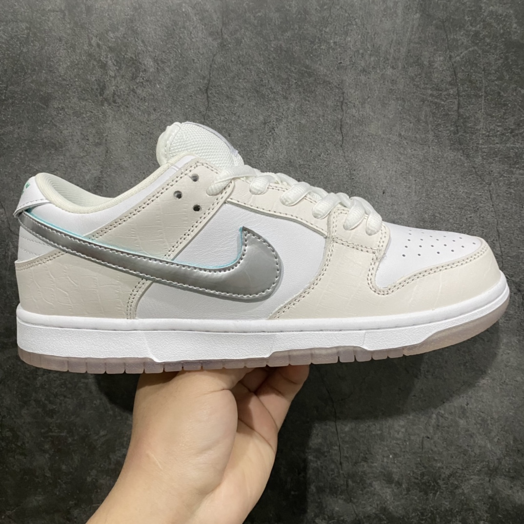 Z版Diamond x Nike SB Dunk Low White Diamond街头滑板品牌Diamond Supply Co合作款 白钻石 休闲板鞋n 货号：BV1310 100nn#独家原版原盒 原底原料 开模打造n#原厂织唛鞋标 高精密准度n#原楦原纸板开发 匹配原版98%以上n#后跟垫棉独家呈现 反口里弧度正确n#原厂鞋垫 背胶 后跟电绣针数 与正品一致n#原厂头层皮料 原厂车缝线 质感无敌#皮料切割干净 无任何毛边 清洁度细节完美nnSIZE： 36 36.5 37.5 38 38.5 39 40 40.5 41 42 42.5 43 44 44.5 45 46 47.5-莆田鞋批发中心