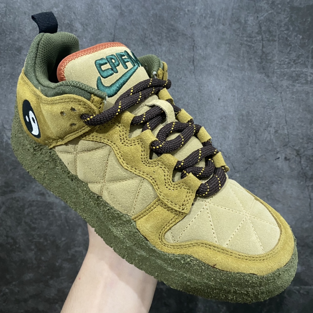 图片[5]-CPFM x NK Dunk Low联名军绿色 工地鞋 DM0430-700nn以低帮的 Dunk Low 鞋款为蓝本 从材质选用到细节设计 都将「搞怪」风格发挥得淋漓尽致 这双 CPFM x Dunk Low 重制了鞋底和鞋面 并且采用了不对称设计 左鞋外侧呈现白色的 Swoosh 右鞋外侧则简化掉了钩子 以一个阴阳太极标志呈现 中底有泥浆效果 仿佛是穿着这双鞋一脚踏进了泥潭 整体颇具工装色调风格 不看鞋底 还真不太容易看出是一双 Dunk 鞋型 CPFM x NK联名从来都将个性指数拉满 虽然穿搭驾驭存在一定的难度 但也颇受个性潮人玩家的青睐SIZE：36 36.5 37.5 38 38.5 39 40 40.5 41 42 42.5 43 44 44.5 45 46 47.5-莆田鞋批发中心