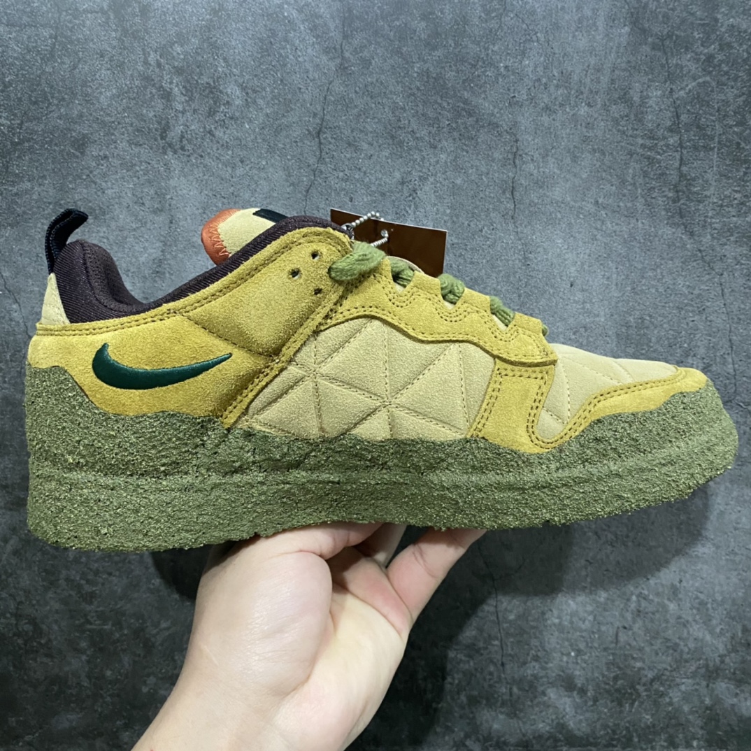 图片[3]-CPFM x NK Dunk Low联名军绿色 工地鞋 DM0430-700nn以低帮的 Dunk Low 鞋款为蓝本 从材质选用到细节设计 都将「搞怪」风格发挥得淋漓尽致 这双 CPFM x Dunk Low 重制了鞋底和鞋面 并且采用了不对称设计 左鞋外侧呈现白色的 Swoosh 右鞋外侧则简化掉了钩子 以一个阴阳太极标志呈现 中底有泥浆效果 仿佛是穿着这双鞋一脚踏进了泥潭 整体颇具工装色调风格 不看鞋底 还真不太容易看出是一双 Dunk 鞋型 CPFM x NK联名从来都将个性指数拉满 虽然穿搭驾驭存在一定的难度 但也颇受个性潮人玩家的青睐SIZE：36 36.5 37.5 38 38.5 39 40 40.5 41 42 42.5 43 44 44.5 45 46 47.5-莆田鞋批发中心