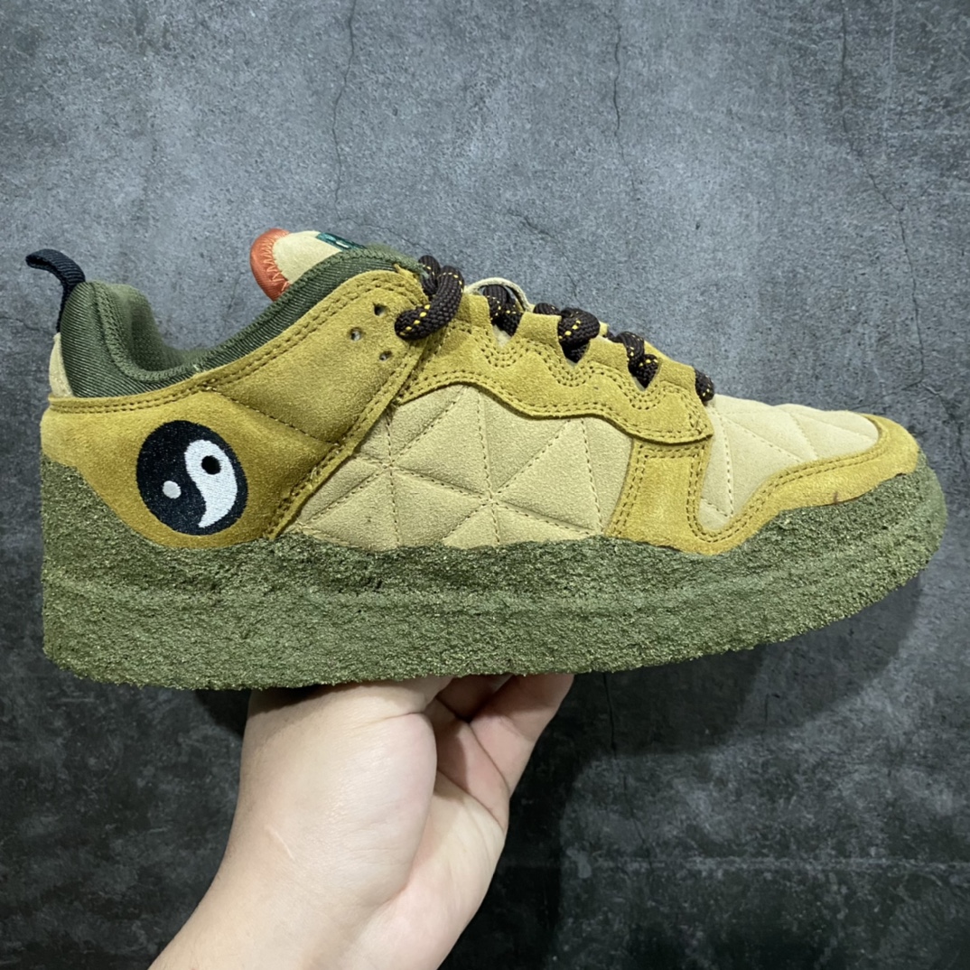 CPFM x NK Dunk Low联名军绿色 工地鞋 DM0430-700nn以低帮的 Dunk Low 鞋款为蓝本 从材质选用到细节设计 都将「搞怪」风格发挥得淋漓尽致 这双 CPFM x Dunk Low 重制了鞋底和鞋面 并且采用了不对称设计 左鞋外侧呈现白色的 Swoosh 右鞋外侧则简化掉了钩子 以一个阴阳太极标志呈现 中底有泥浆效果 仿佛是穿着这双鞋一脚踏进了泥潭 整体颇具工装色调风格 不看鞋底 还真不太容易看出是一双 Dunk 鞋型 CPFM x NK联名从来都将个性指数拉满 虽然穿搭驾驭存在一定的难度 但也颇受个性潮人玩家的青睐SIZE：36 36.5 37.5 38 38.5 39 40 40.5 41 42 42.5 43 44 44.5 45 46 47.5-莆田鞋批发中心