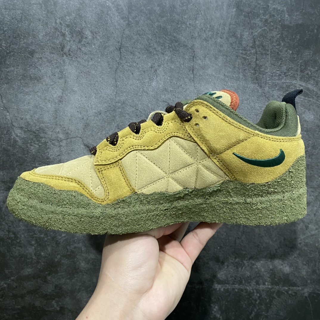 图片[2]-CPFM x NK Dunk Low联名军绿色 工地鞋 DM0430-700nn以低帮的 Dunk Low 鞋款为蓝本 从材质选用到细节设计 都将「搞怪」风格发挥得淋漓尽致 这双 CPFM x Dunk Low 重制了鞋底和鞋面 并且采用了不对称设计 左鞋外侧呈现白色的 Swoosh 右鞋外侧则简化掉了钩子 以一个阴阳太极标志呈现 中底有泥浆效果 仿佛是穿着这双鞋一脚踏进了泥潭 整体颇具工装色调风格 不看鞋底 还真不太容易看出是一双 Dunk 鞋型 CPFM x NK联名从来都将个性指数拉满 虽然穿搭驾驭存在一定的难度 但也颇受个性潮人玩家的青睐SIZE：36 36.5 37.5 38 38.5 39 40 40.5 41 42 42.5 43 44 44.5 45 46 47.5-莆田鞋批发中心