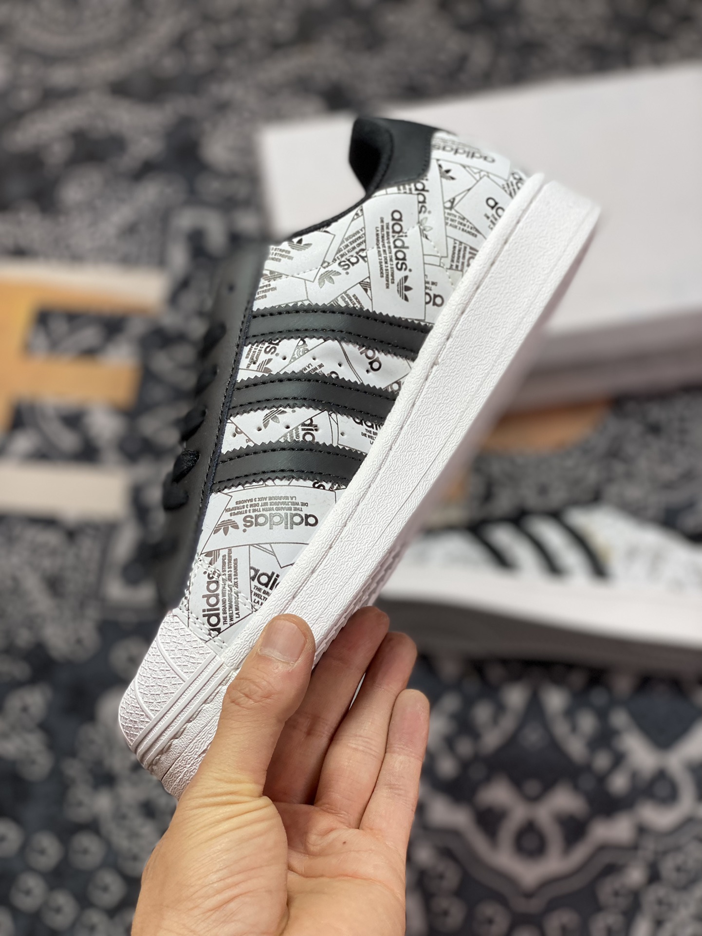 adidas Originals Superstars All Over Print ”Reflective Labels” Shell Toe FV2819