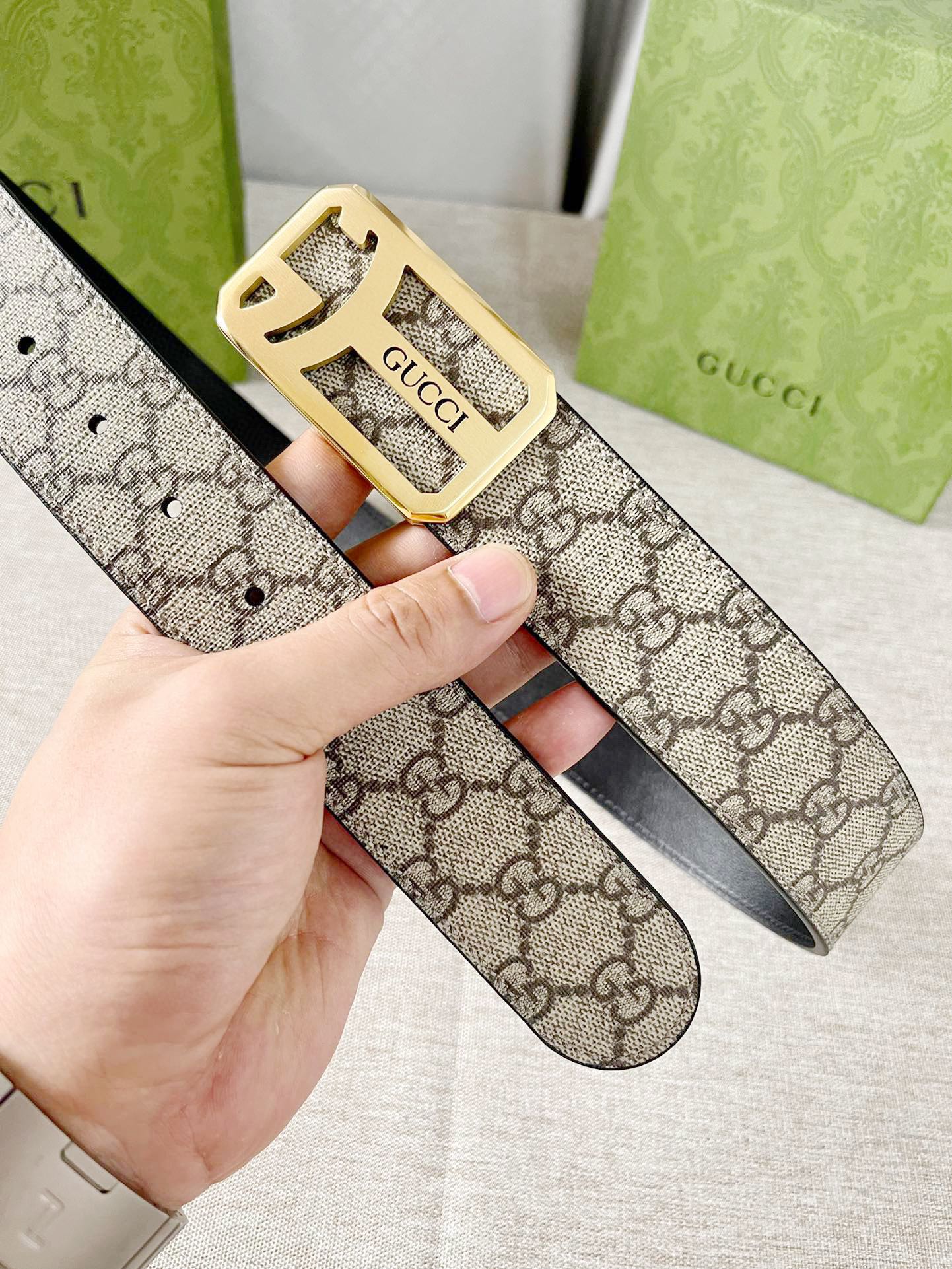 古驰这款腰带巧妙融合米色和乌木色GG