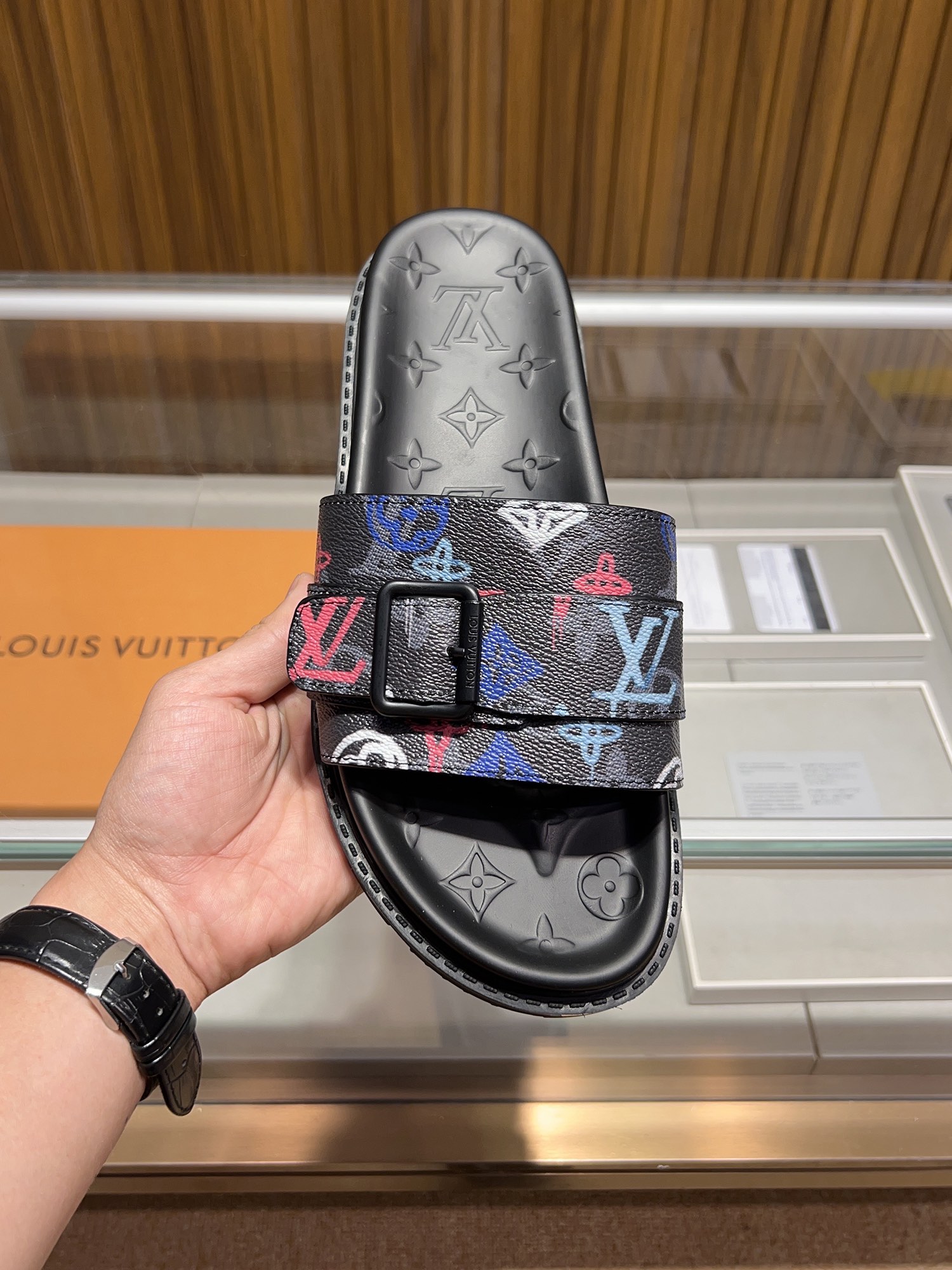 Réplique bon marché de luxe
 Louis Vuitton Chaussures Pantoufles Broderie fleurs Hommes Série d’été