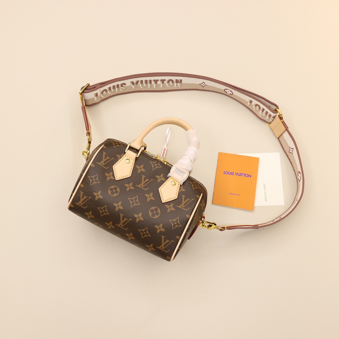 Lv Speedy枕头包 以标志性 Damier Ebène 帆布制成的,手袋尽显经典的路易威登迷人魅力,该包无论手提肩背或斜背,都令使用者流露无尽优雅,新颖彩色肩背带更是时尚潮流,新版肩带可拆卸可调节. 规格: 20*13*12cm