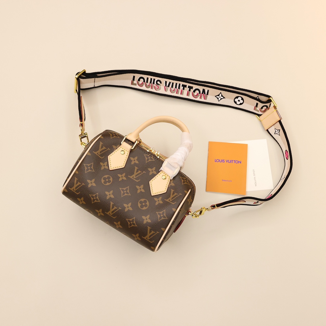 Lv Speedy枕头包 以标志性 Damier Ebène 帆布制成的,手袋尽显经典的路易威登迷人魅力,该包无论手提肩背或斜背,都令使用者流露无尽优雅,新颖彩色肩背带更是时尚潮流,新版肩带可拆卸可调节. 规格: 20*13*12cm