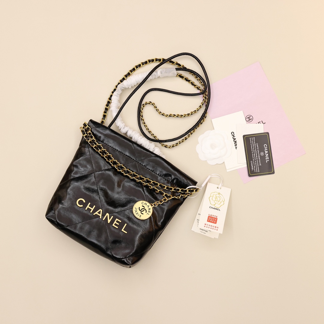 Chanel 23S 22mini bag💰280 缩小版的 22bag, 显得格外的俏皮可爱,依旧柔软而轻盈,小身材大容量,出街妥妥的炸,黑金自带的神秘感低调奢华,绝美质感,可单肩可斜挎上身简约大气,双链条抽绳束口时髦感满满。 规格:20*19*6cm