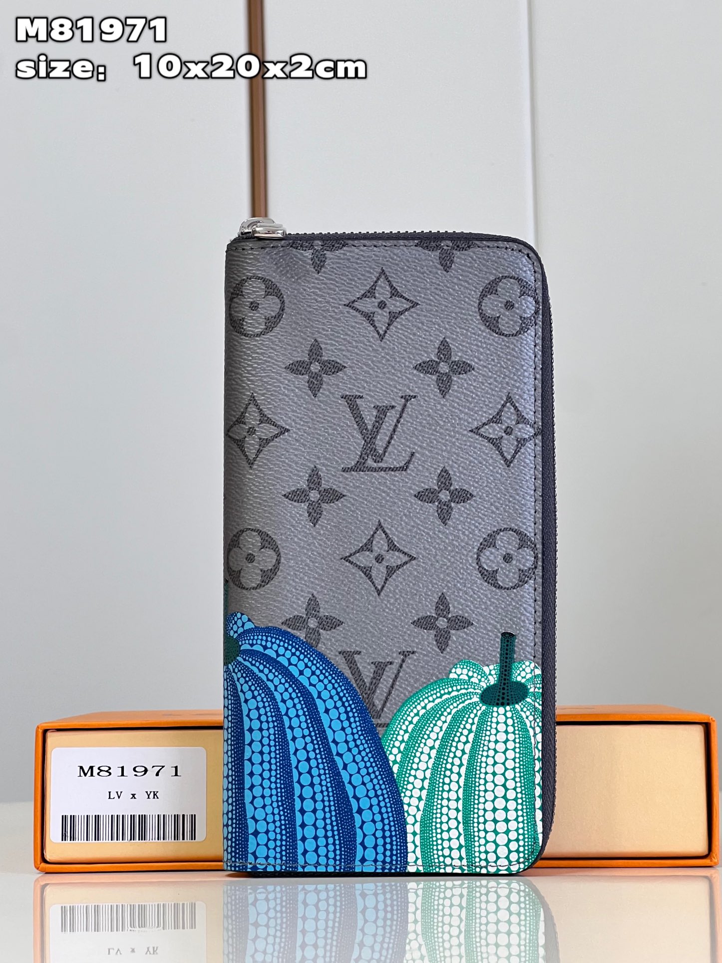 NO:400121,【Exclusive real photo M81971】This LV x YK straight zipper wallet is derived from the Louis Vuitton x Yayoi Kusama joint series, showing the brand's passion for the art world. Kusama has had a special liking for pumpkins since childhood, and is deeply attracted by their warm and pleasant shapes, which inspired creation. The classic wallet style is printed with a lattice pumpkin print pattern, adding brightly colored geometric embellishment to Monogram Eclipse Reverse canvas, creating a unique and practical daily accessories. Product information 10 x 20 x 2 cm (length x height x width) C.320, LV [original leather], louis vuitton, louis vuitton, versace19860909【独家实拍 M81971】這款LV x YK直式拉鏈錢包源自Louis Vuitton x Yayoi Kusama聯合系列,盡顯品牌對藝術世界的熱情.草間彌生自小已對南瓜情有獨鍾,被它們的絲絲暖意和討喜形狀深深吸引,因而啟發創作.經典的錢包款式印上形格的南瓜印花圖案,為Monogram Eclipse Reverse帆布增添色彩亮麗的幾何風點綴,締造趣致獨特的實用日常配飾.產品資料10 x 20 x 2厘米(長度 x 高度 x 闊度) C.320,LV【原厂皮】,louis vuitton,louis vuitton,versace,Bag