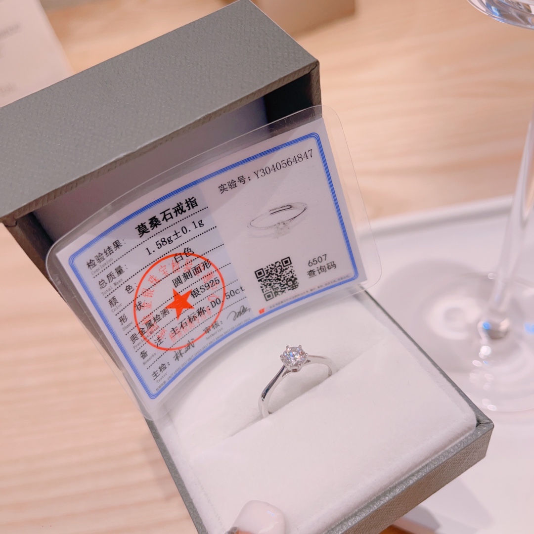 Low Allergy Silver Moissanite Ring Light Luxury New Year Silver