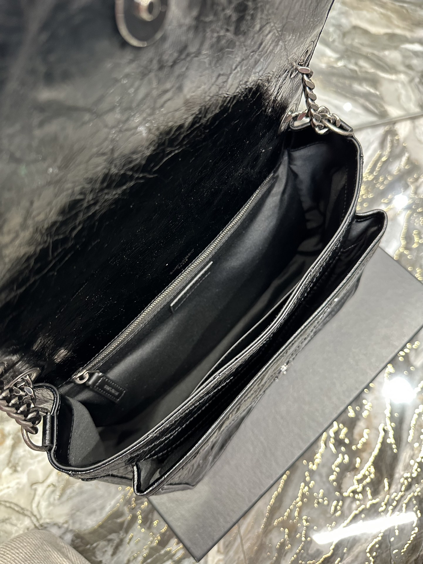 Niki32cm_黑色爆款niki突破性地采用做旧油蜡牛皮打蜡出来的效果有点像机车风超级帅气经典的人字纹
