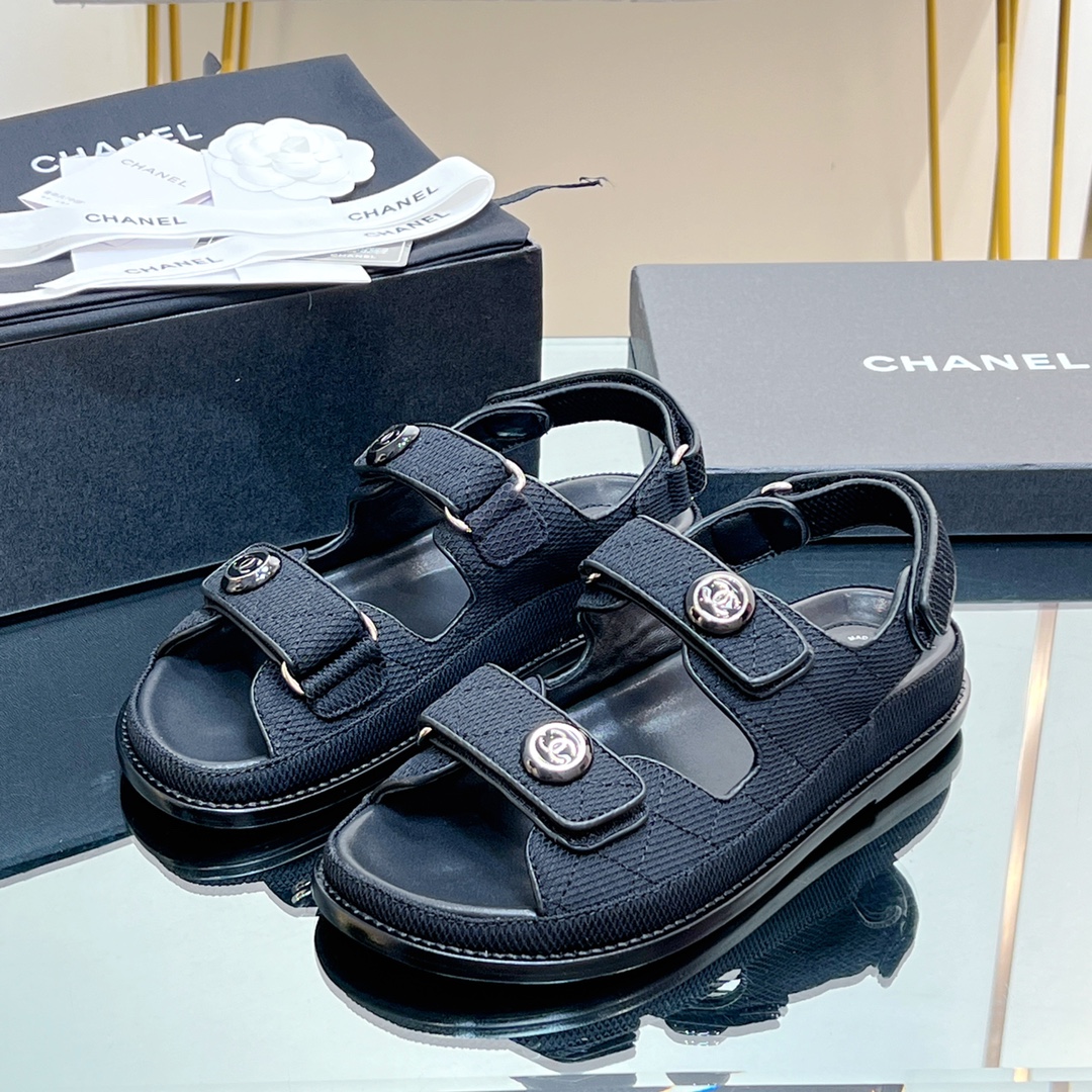 NO:386653,[Latest Series] 25ss Xiaoxiang CHANEL CHANEL counter mainly promotes Velcro beach sandals new color series, which is very beautiful!  Many celebrities are popular with each other, a versatile series that domestic and foreign bloggers have been popular. It is a must-have sandal for spring and summer wardrobe matching. The first choice for sandals. Velcro sandals that must be purchased this year are the simplest and most expensive versatile versatile artifact!  Super attractive!  The latest materials and design elements will be launched every quarter~ Velcro is easy to put on and take off at will, and the fabric is customized with original material upper, the texture is really good, and the foot binding feel is comfortable on the feet. The exquisite and fragrant logo hardware buckle is available in the mold!  Classic is not easy to get out of style!  Imported lambskin inside, thickened Italian leather sole!  size:35-39 (40, 41, 42 custom made without return) Give the latest counter and the latest exquisite packaging, sandals, chanel, chanel, sandals, sheepskin, Leather soles19860909【最新系列】 25ss 小香 CHANEL香奈儿专柜主推魔术贴沙滩凉鞋新色系列上新 美爆了！众多明星网红上脚,国内外博主刷爆的一个百搭系列,春夏衣橱搭配必备 凉鞋首选. 今年必须入手的魔术贴凉鞋,这款是最简单而且最贵的万能百搭神器！超级耐看哟！ 每一季度都会推出最新材质和设计元素～魔术贴轻松随意穿脱 面料订制原版材质鞋面,质感真的很好,上脚有舒适的裹脚感. 开模精致小香的logo五金扣！经典又不容易过时！ 内里进口小羊皮 加厚意大利真皮大底！ size:35-39（40,41,42订做不退换） 送最新专柜最新精美包装,凉鞋,chanel,chanel,sandals,sheepskin,Leather soles,Women's Shoes