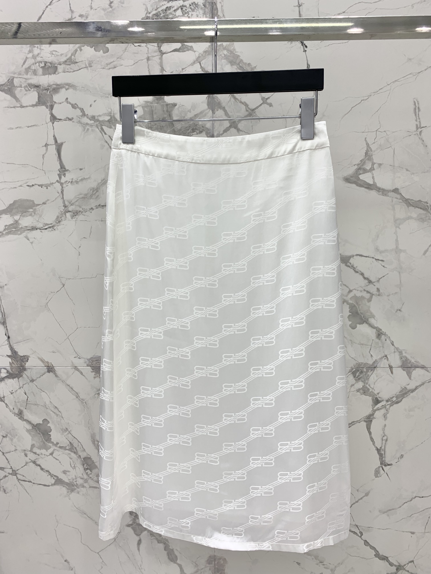 NO:892545,* Balenciaga's new acetate skirt, original custom fabric, satin jacquard logo, satin reverse workmanship, loose and comfortable upper body, trendy item, silk satin blend material with air-conditioning coolness, size SML numbered skirt, Balenciaga-clothing, balenciaga, balenciaga, skirts,19860909* 巴黎家新款醋酸半裙 原版定制面料 缎面提花logo 缎面反做工艺 上身宽松舒适 潮流单品 丝缎混纺料自带空调凉感 码数SML 编号半裙,巴黎世家-服装,balenciaga,balenciaga,skirts,,Women's clothing