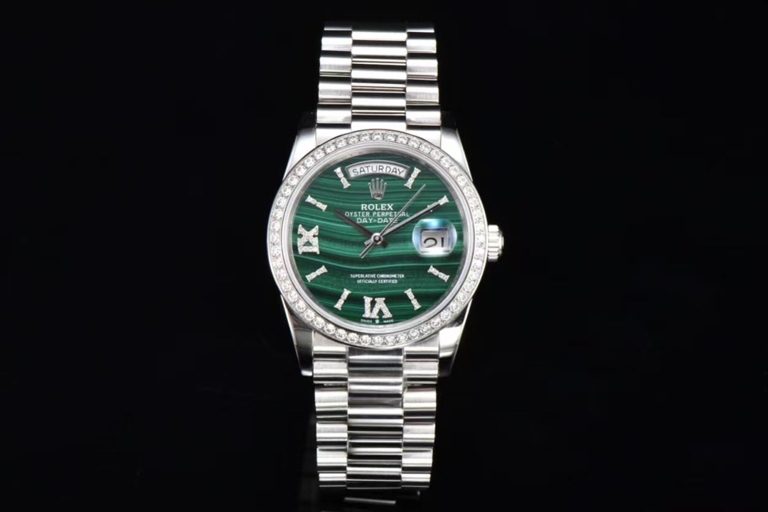 NO:143862,CS log week calendar type 36, hidden six stones. (meteorite) (malachite) (turquoise) (green stone) (hematite) (protein stone) (opalite) luxury and fashion standard 1: The whole watch 904L stainless steel / paired with CS factory self-developed steel belt and i vacuum electroplating tooth ring 2: Natural dial of divine power, natural six stone dial, inlaid with Roman diamond scale, full three-dimensional sense of the week calendar real window, 3: The pointer is made of platinum and does not rot, the second hand is a solid second axis 4: Word nails/crown mark nails, all platinum electroplating treatment. It seems ordinary but can make every stone log watch become (solute product) Almost all are boutiques, just for the ultimate,19860909CS日志星期日历型36,隐藏款六石.（陨石）（孔雀石）（绿松石）（青精石）（赤铁石英石）（蛋白粉石）奢华时尚标配 1:整表904L精钢 /搭配CS厂自研钢带 以及i真空电镀牙圈 2:大自然神力天然六石表盘,镶嵌罗马钻刻度,星期日历真窗立体感饱满, 3:指针白金材质不花不腐,秒针为实心秒轴 4:字钉/皇冠唛头钉 全白金电镀处理. 看似平凡却能让每一块石面日志腕表都成为（孤品）几乎款款均为精品,只为极致而生,,Watch