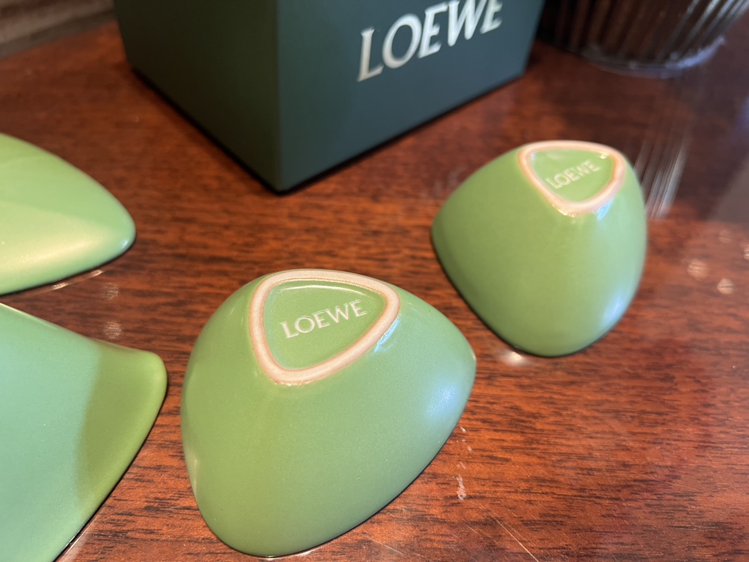 LOEWE罗意威伴手礼一壶两杯旅行茶具,独特三角粽型,茶壶折腰型设计,棱角分明,一掌可握,不易烫手,创意壶嘴,出汤顺畅,金色盖钮设计,彰显贵气 8