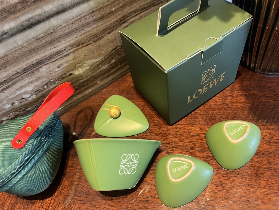 LOEWE罗意威伴手礼一壶两杯旅行茶具,独特三角粽型,茶壶折腰型设计,棱角分明,一掌可握,不易烫手,创意壶嘴,出汤顺畅,金色盖钮设计,彰显贵气 3