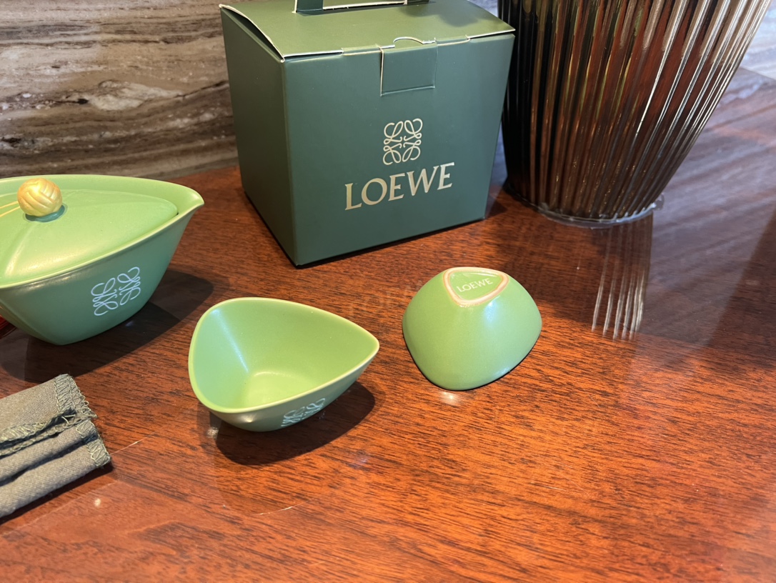 LOEWE罗意威伴手礼一壶两杯旅行茶具,独特三角粽型,茶壶折腰型设计,棱角分明,一掌可握,不易烫手,创意壶嘴,出汤顺畅,金色盖钮设计,彰显贵气 6