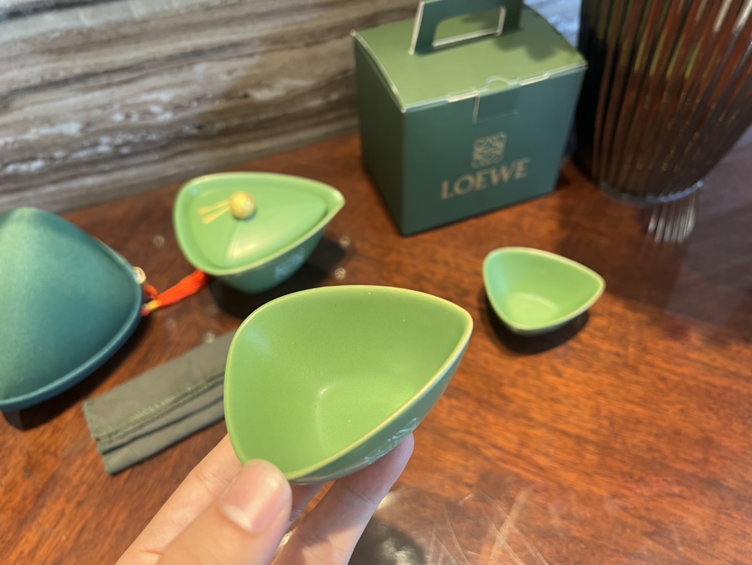 LOEWE罗意威伴手礼一壶两杯旅行茶具,独特三角粽型,茶壶折腰型设计,棱角分明,一掌可握,不易烫手,创意壶嘴,出汤顺畅,金色盖钮设计,彰显贵气 5