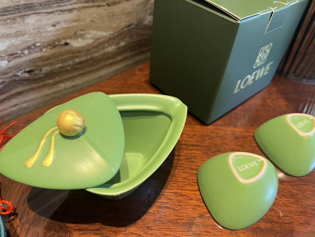 LOEWE罗意威伴手礼一壶两杯旅行茶具,独特三角粽型,茶壶折腰型设计,棱角分明,一掌可握,不易烫手,创意壶嘴,出汤顺畅,金色盖钮设计,彰显贵气 2
