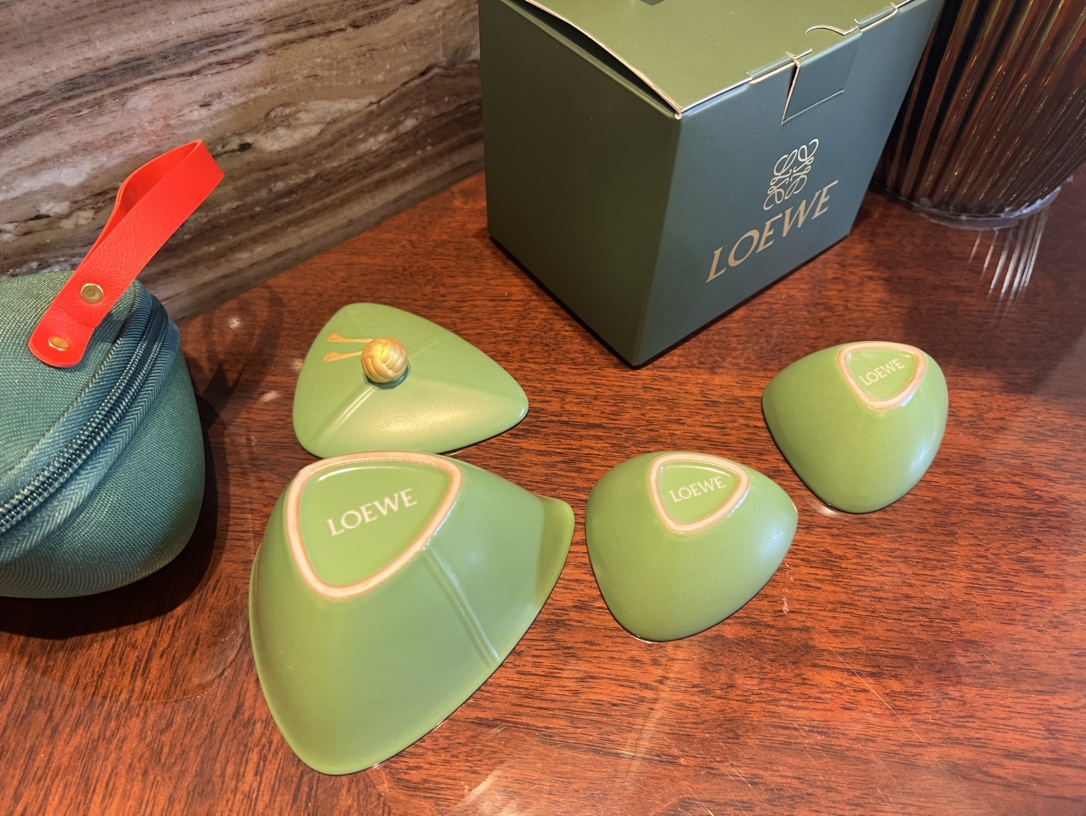 LOEWE罗意威伴手礼一壶两杯旅行茶具,独特三角粽型,茶壶折腰型设计,棱角分明,一掌可握,不易烫手,创意壶嘴,出汤顺畅,金色盖钮设计,彰显贵气 7