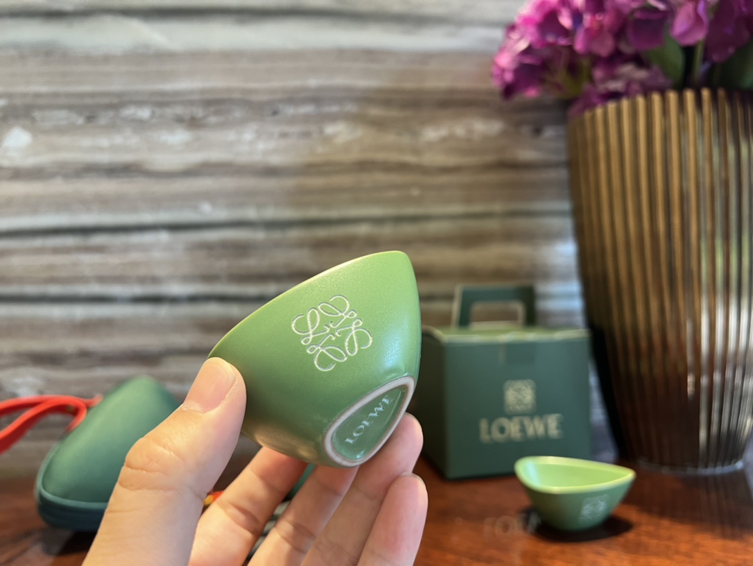 LOEWE罗意威伴手礼一壶两杯旅行茶具,独特三角粽型,茶壶折腰型设计,棱角分明,一掌可握,不易烫手,创意壶嘴,出汤顺畅,金色盖钮设计,彰显贵气 4