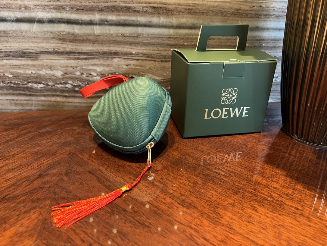 LOEWE罗意威伴手礼一壶两杯旅行茶具,独特三角粽型,茶壶折腰型设计,棱角分明,一掌可握,不易烫手,创意壶嘴,出汤顺畅,金色盖钮设计,彰显贵气 9