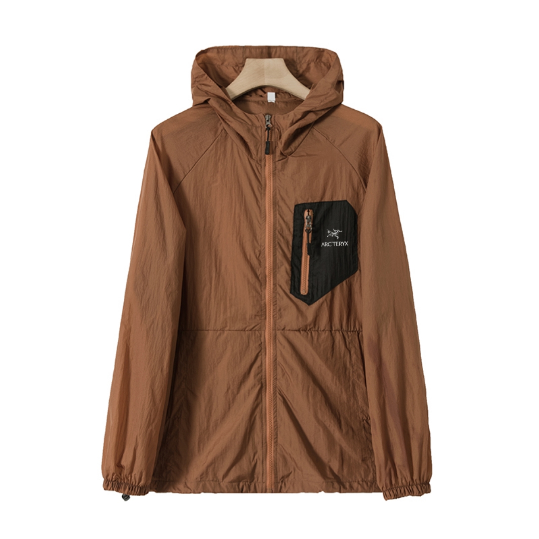 💰110
Arcteryx/始祖鸟新款尼龙皱多色轻薄男女同款皮肤衣/防晒衣
又是一批高级货
一批高订版始祖鸟全天候防晒皮肤战衣,直接给大家伙介绍面料。主要成份为鸟家专用防晒衣科技面料,防晒面料配比让衣服更加柔软,亲肤。较高科技性让衣服不易变形穿着舒服,运动起来也更加自在。黑科技材质让你这个夏天不再惧怕阳光。
面料穿上去亲肤不粘身,犹如婴儿般肌肤细腻舒适此面料除了拥有优秀的透气性,面料还具有出色的导水快干特征,和黑科技版的斜阳防晒。
功能性防晒衣,可用于外套或者防晒,内里拼缝全部采用包边工艺处理
立体高温压烫鸟家logo标识
轻薄,透气性好防晒
下摆和袖口包边设计,有效防灌风
整件衣服采用人体学设计剪裁,宽松,舒适柔软,百搭,让你轻松驾驭各种场合。
健身,户外或是日常穿着都非常舒适
颜色深灰 棕色 绿色 白色
尺码M-2XL
胸围 衣长 连肩袖长 适合体重
M 120 69 75 100-125
L 124 71 77 125-155
XL 128 73 79 155-185
XXL 132 75 81 185-210