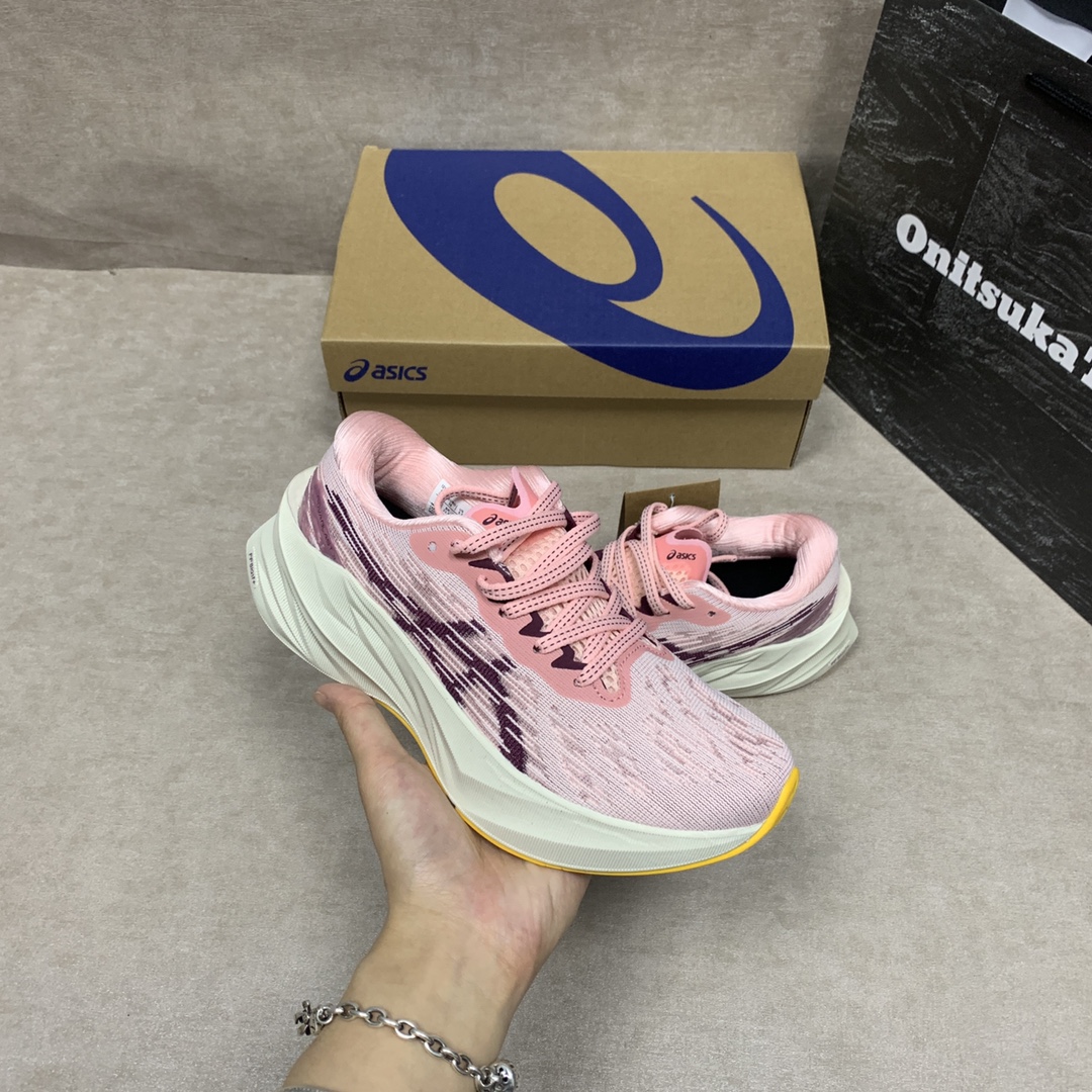 ASICS 노바블라스트 3 울트라라이트 프로페셔널 러닝화: ASICS의 새로운 제품으로, 엔지니어드 탄성 이중 레이어 재활용 니트 갑피, 뒤꿈치 부분의 3D 젤 쿠셔닝, 업그레이드된 FF BLAST PLUS 쿠셔닝 기술이 적용된 미드솔, 그리고 내마모성이 뛰어난 고무 아웃솔을 특징으로 합니다. 꾸준한 업그레이드로 리듬감 있는 러닝을 선사합니다. 일본 브랜드 ASICS의 차세대 프로페셔널 러닝화입니다. 사이즈: 36, 37, 37.5, 38, 39, 28734